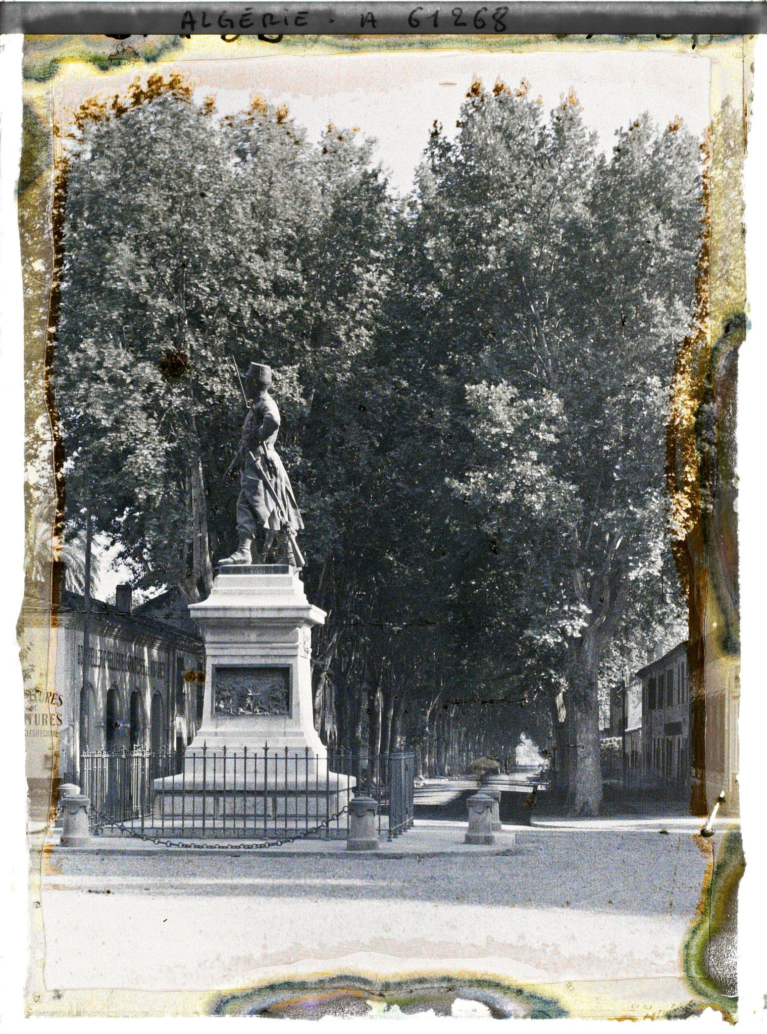 Image représentant La statue du sergent Blandan et l'avenue Borely-la-Sapie
