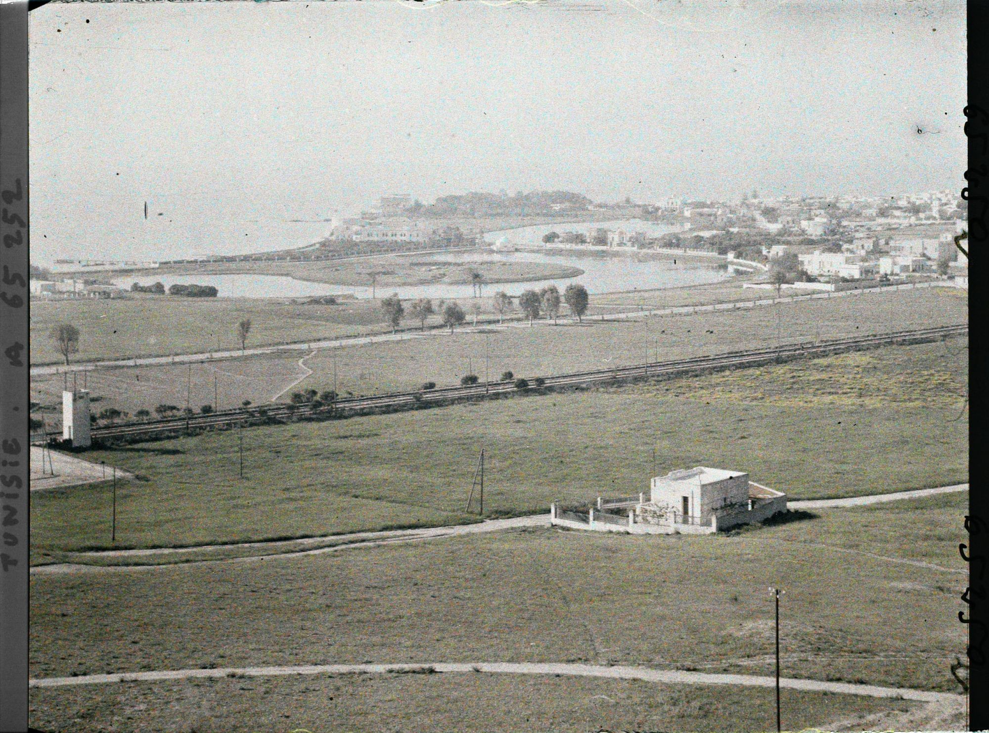 Image représentant Vue générale du double port punique prise depuis la colline de Saint-Louis qui domine Carthage