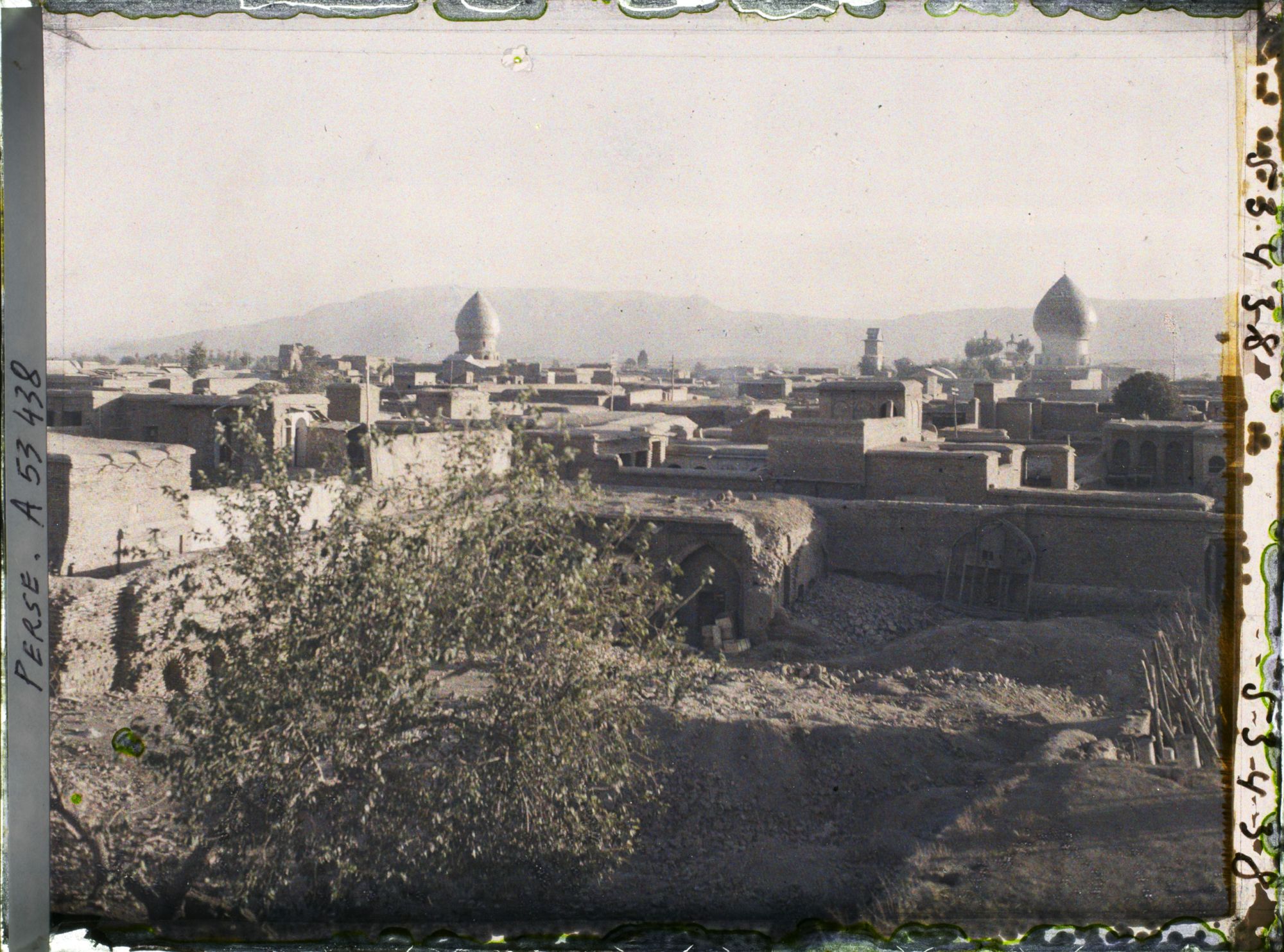 Image représentant Panorama vers le mausolée de Seyed Mir Mohammed et le mausolée de Chah Cheraq (à droite)