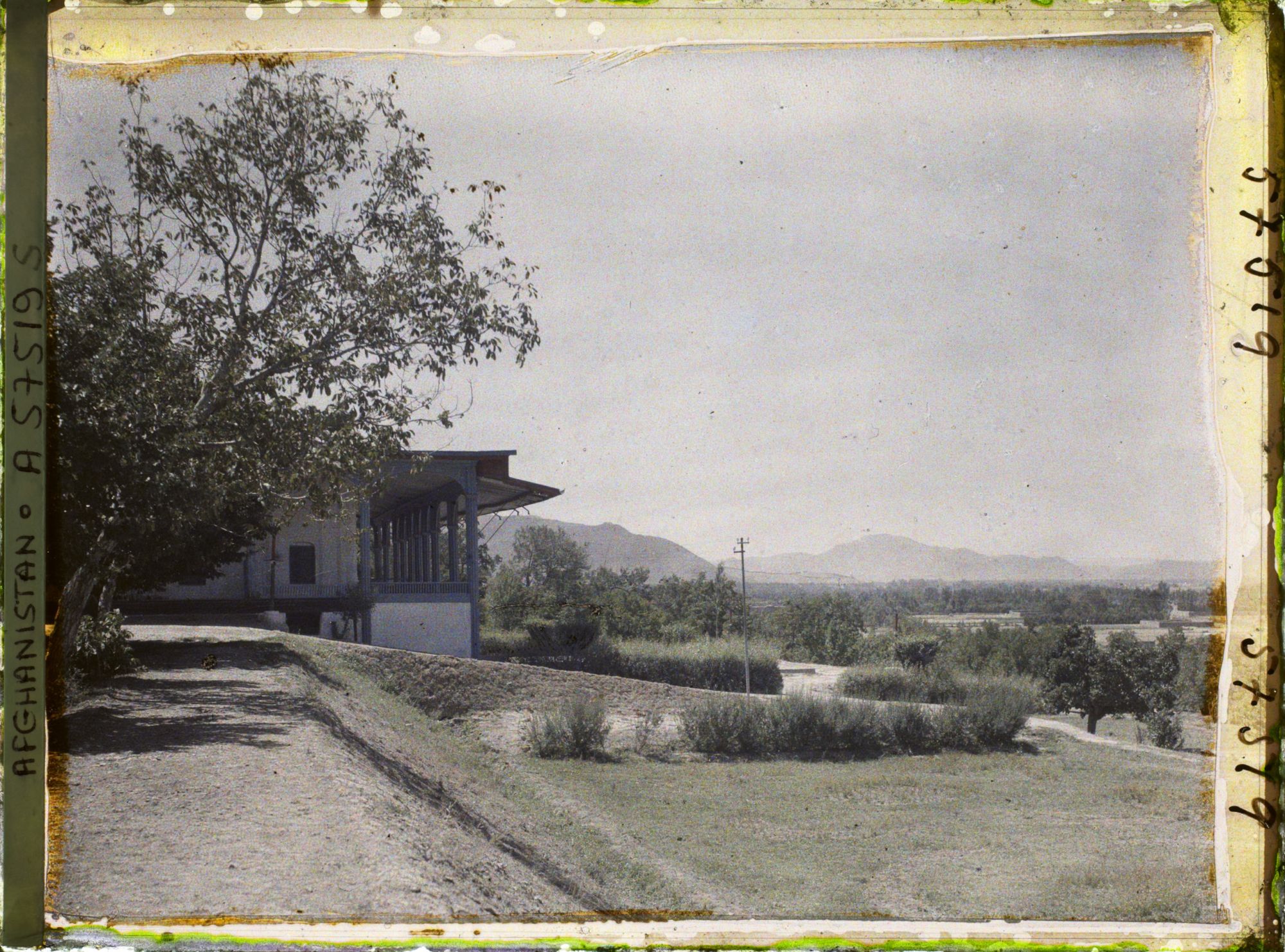 Image représentant La plaine de Dar-Ul-Aman (la porte d'Aman). Une villa (pavillon de Babour)