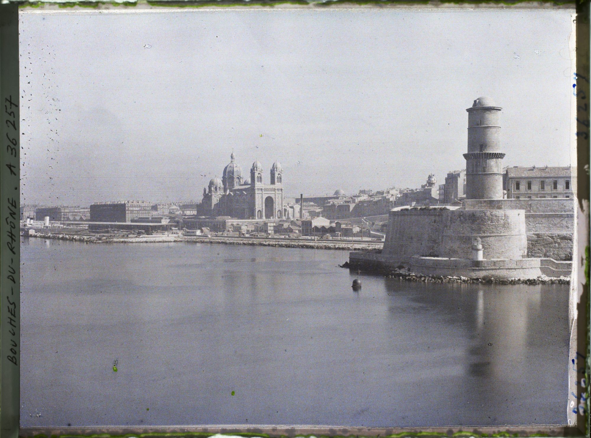 Image représentant La cathédrale Sainte-Marie-Majeure et la tour du fanal du fort Saint-Jean, vue prise depuis le vieux port pointe rouge