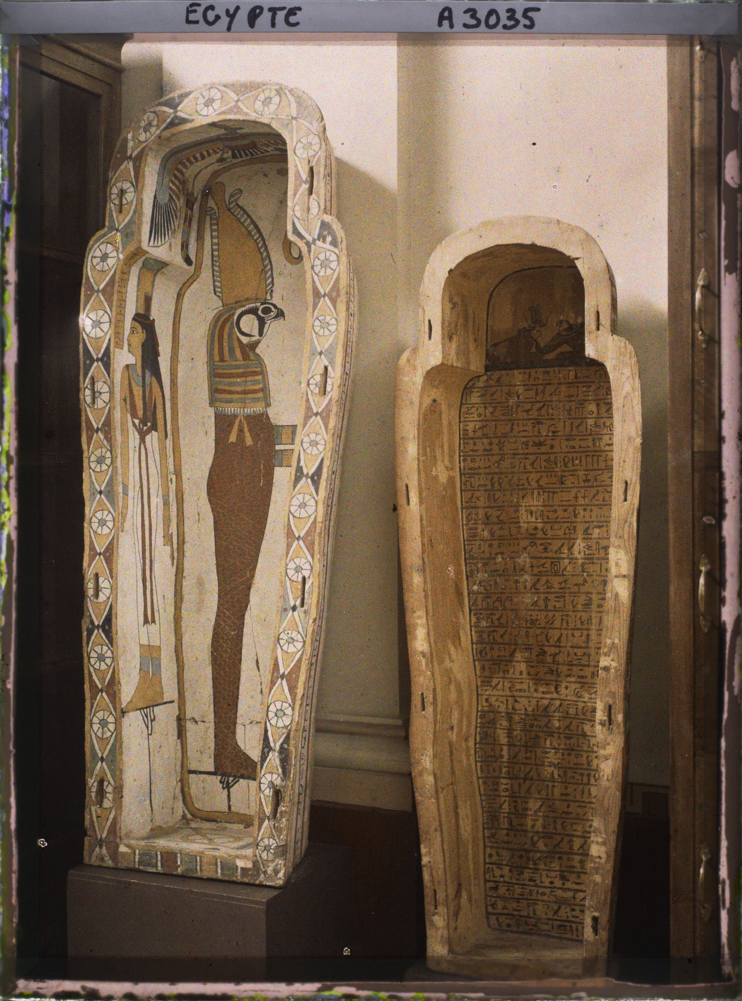 Image représentant Sarcophages décorés au musée égyptien