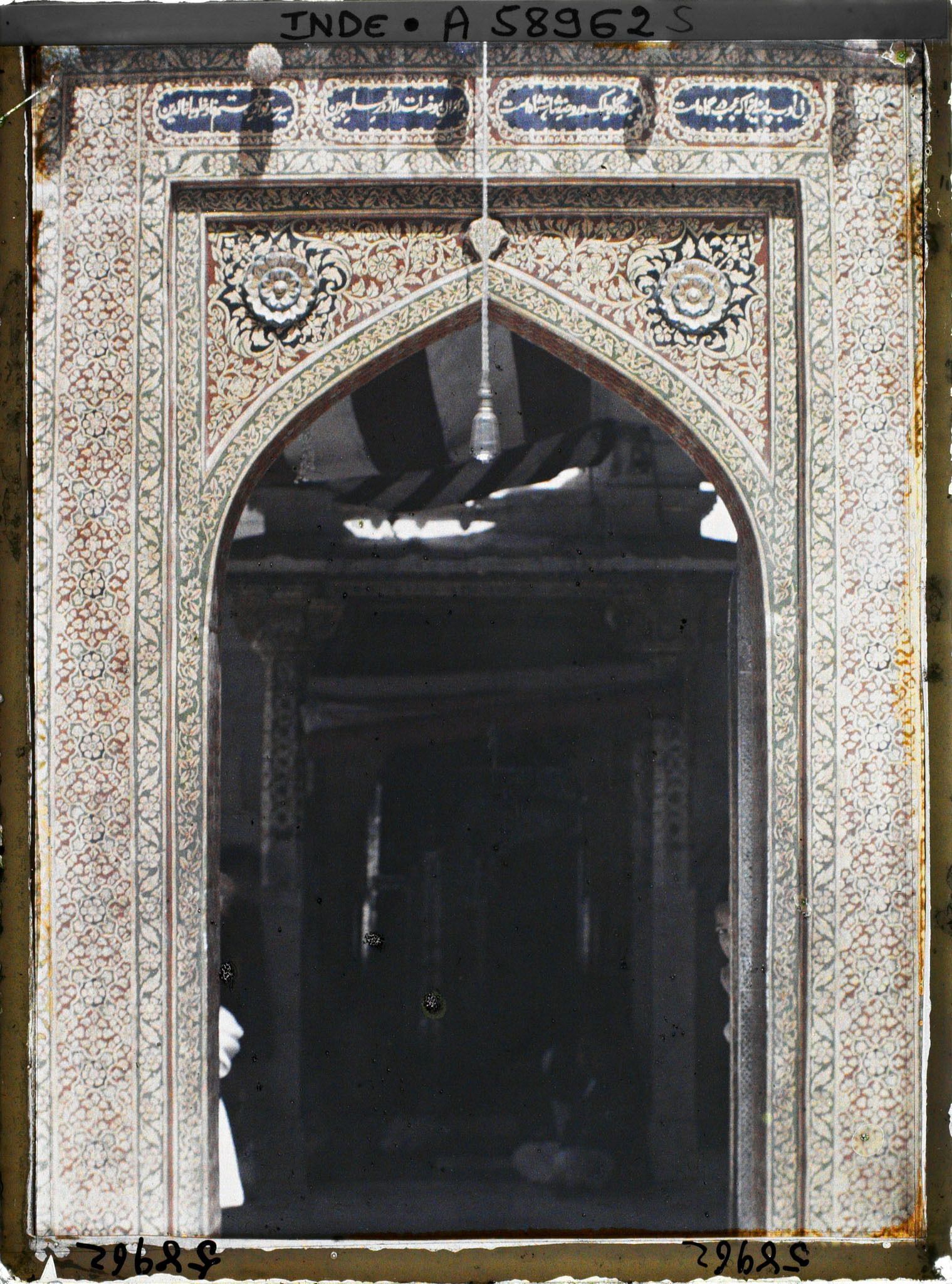 Image représentant La porte d'entrée du mausolée de Khaja-ud-Din Chishti dans le dargâh Sharif