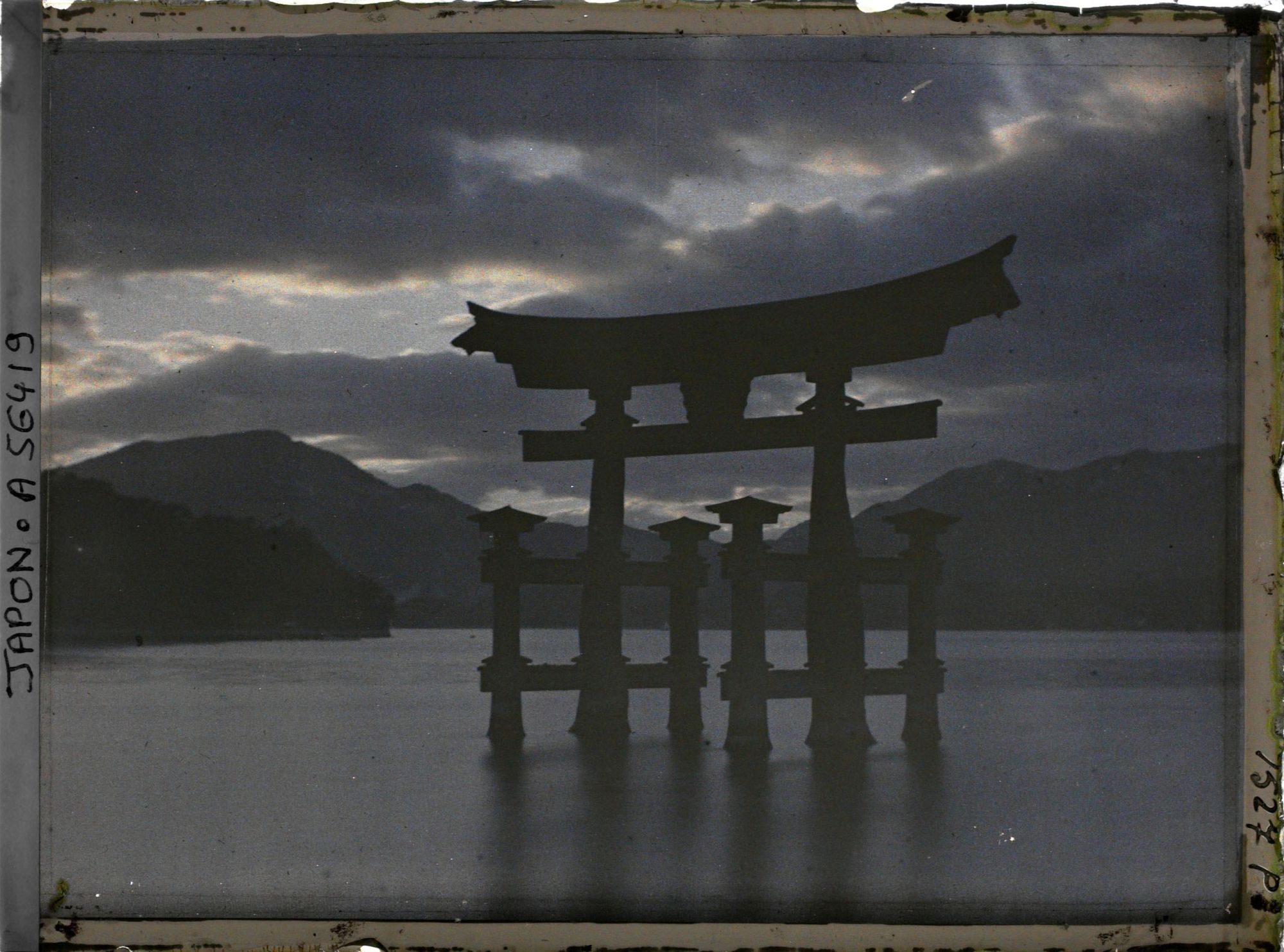 Image représentant Le torii marin de l'Isukushima-jinja au crépuscule