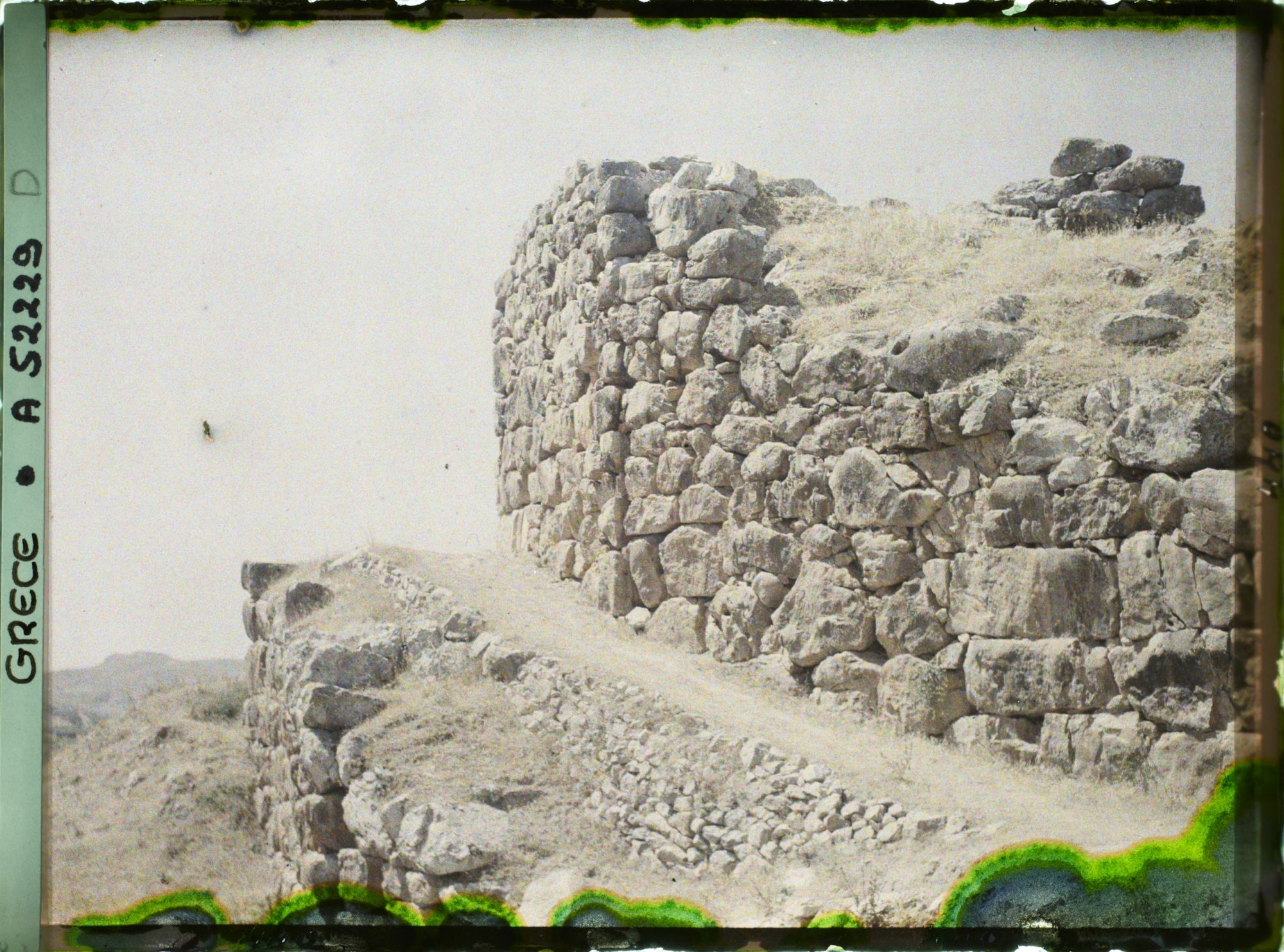 Image représentant Chemin bordant, en montant, le mur d'enceinte de la citadelle (rampe d'accès de l'entrée principale ?)