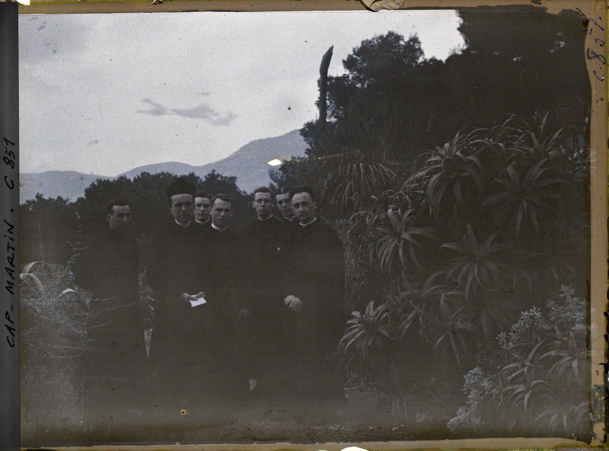 Image représentant Des ecclésiastiques invités par Albert Kahn, dans le jardin de la propriété