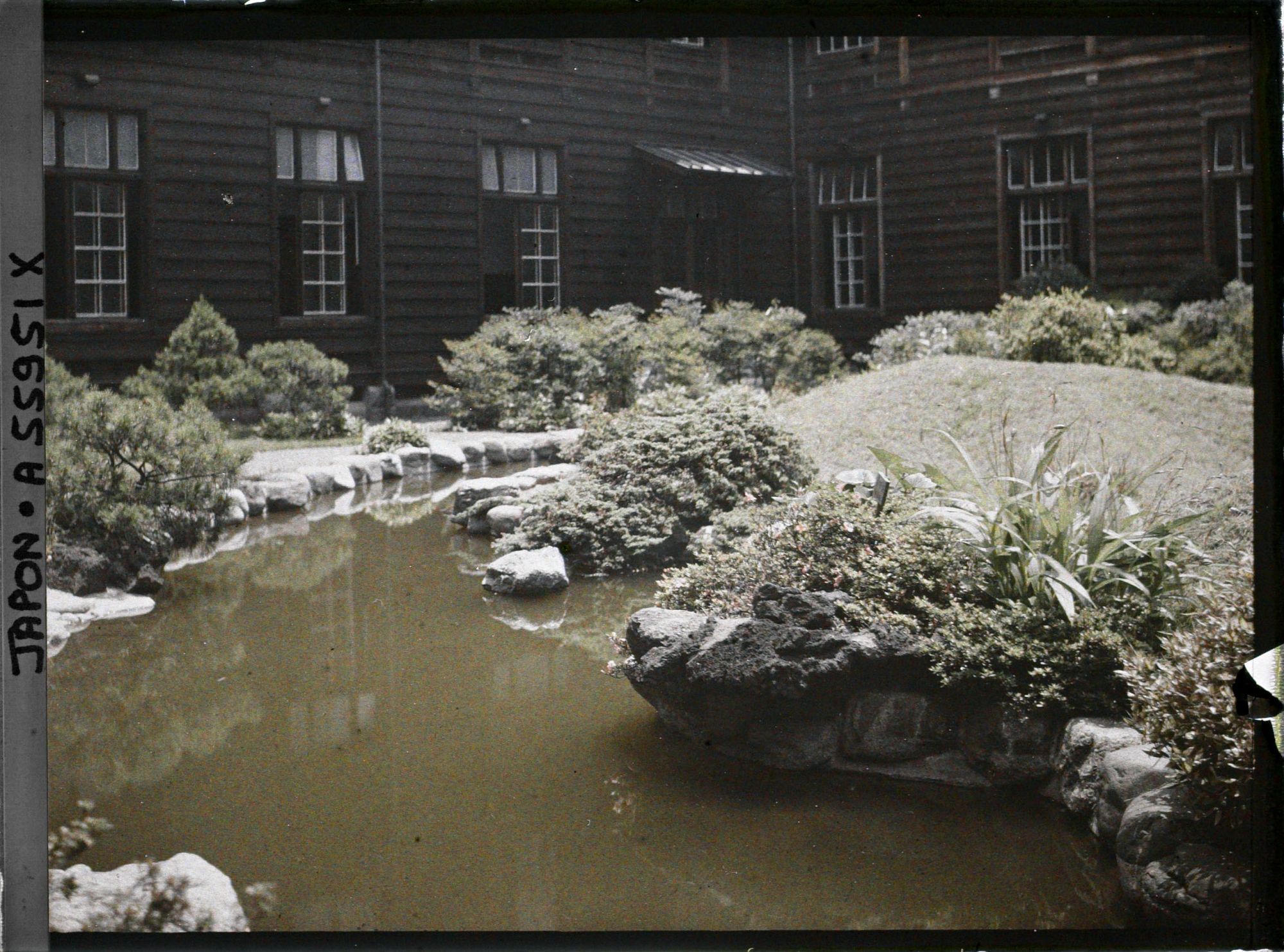 Image représentant Ecole d'Aoyama ou bien école Gakushuin réservée à l'aristocratie (?)