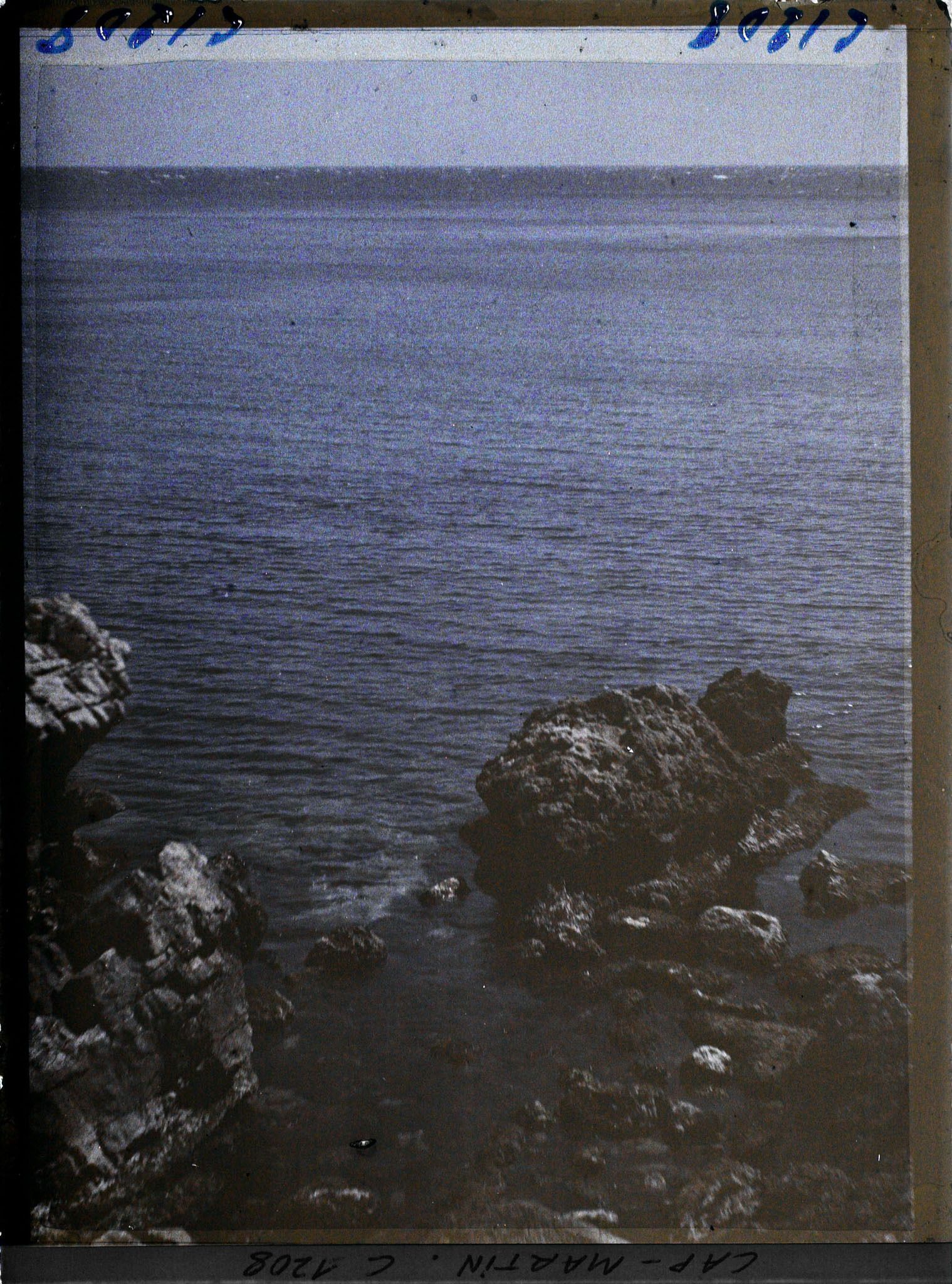 Image représentant Paysage de rivage rocheux vu en surplomb