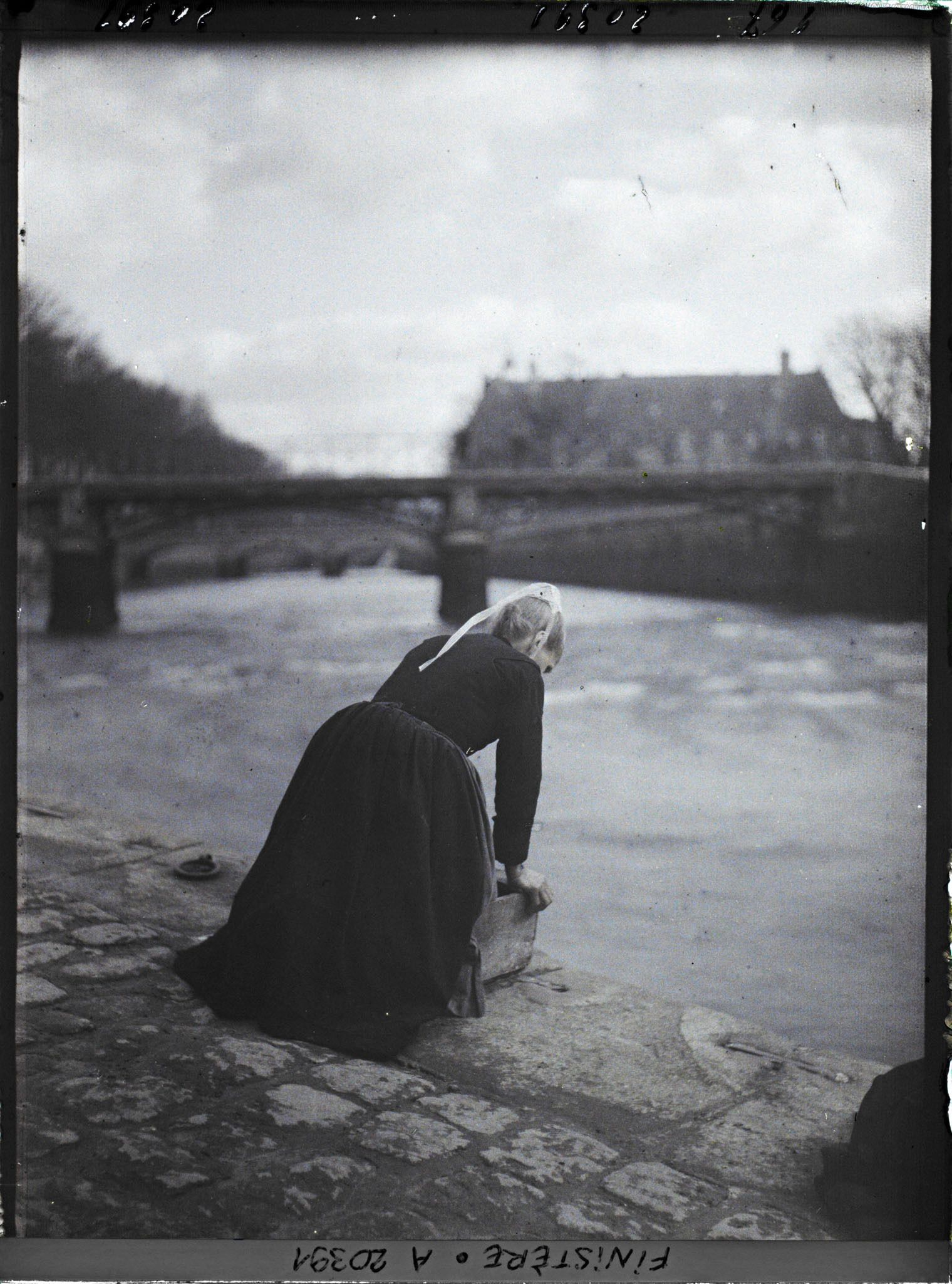 Image représentant Vieille femme lavant son linge au bord de l'Odet