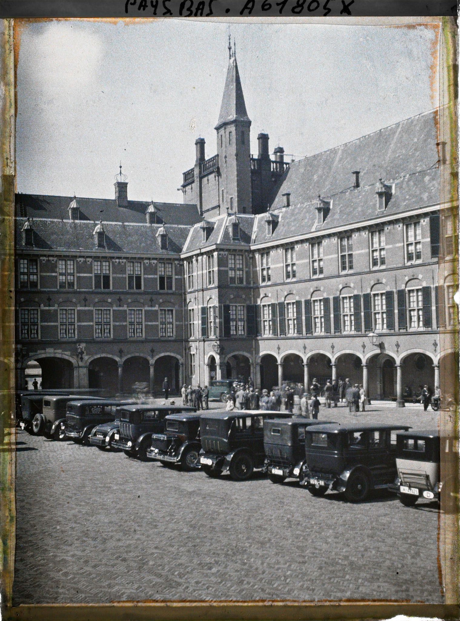 Image représentant La cour du Binnenhof, l'aile abritant la Salle des Chevaliers