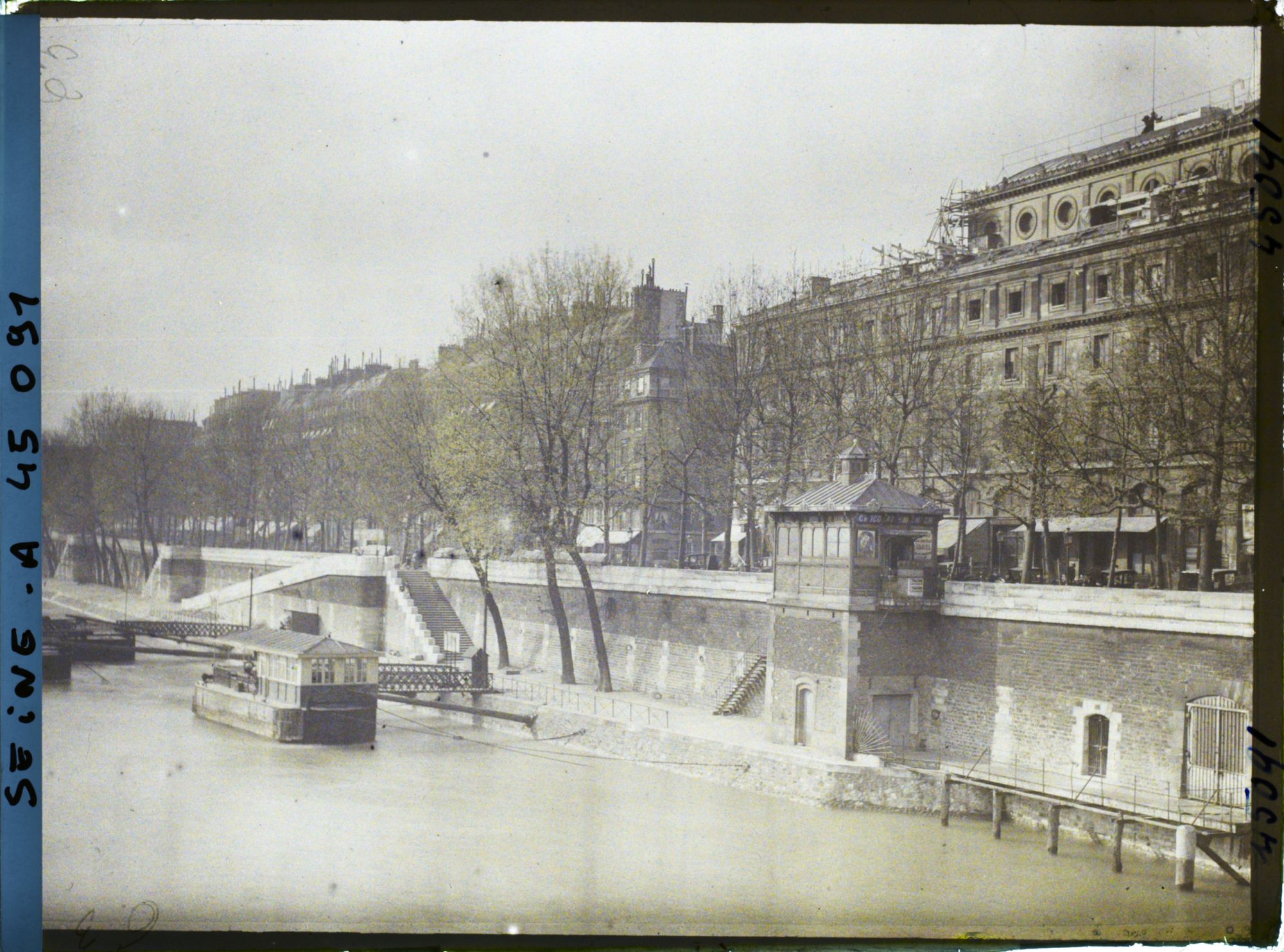 Image représentant Le théâtre du Châtelet quai de la Mégisserie, depuis le pont au Change