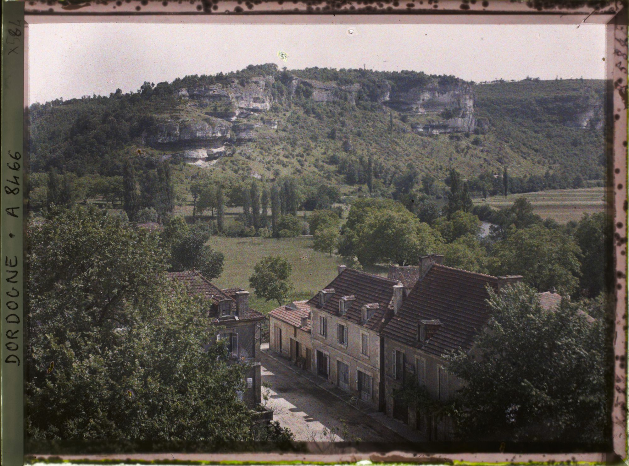 Image représentant France, Les Eyzies, Vue du château et du village