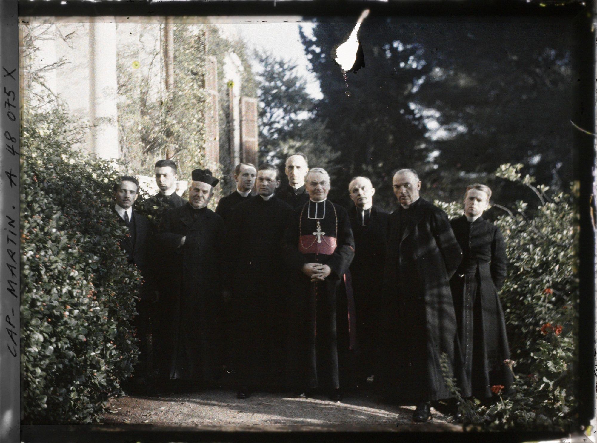 Image représentant Monseigneur Ricard, évêque de Nice, entouré de membres de l'Institut catholique