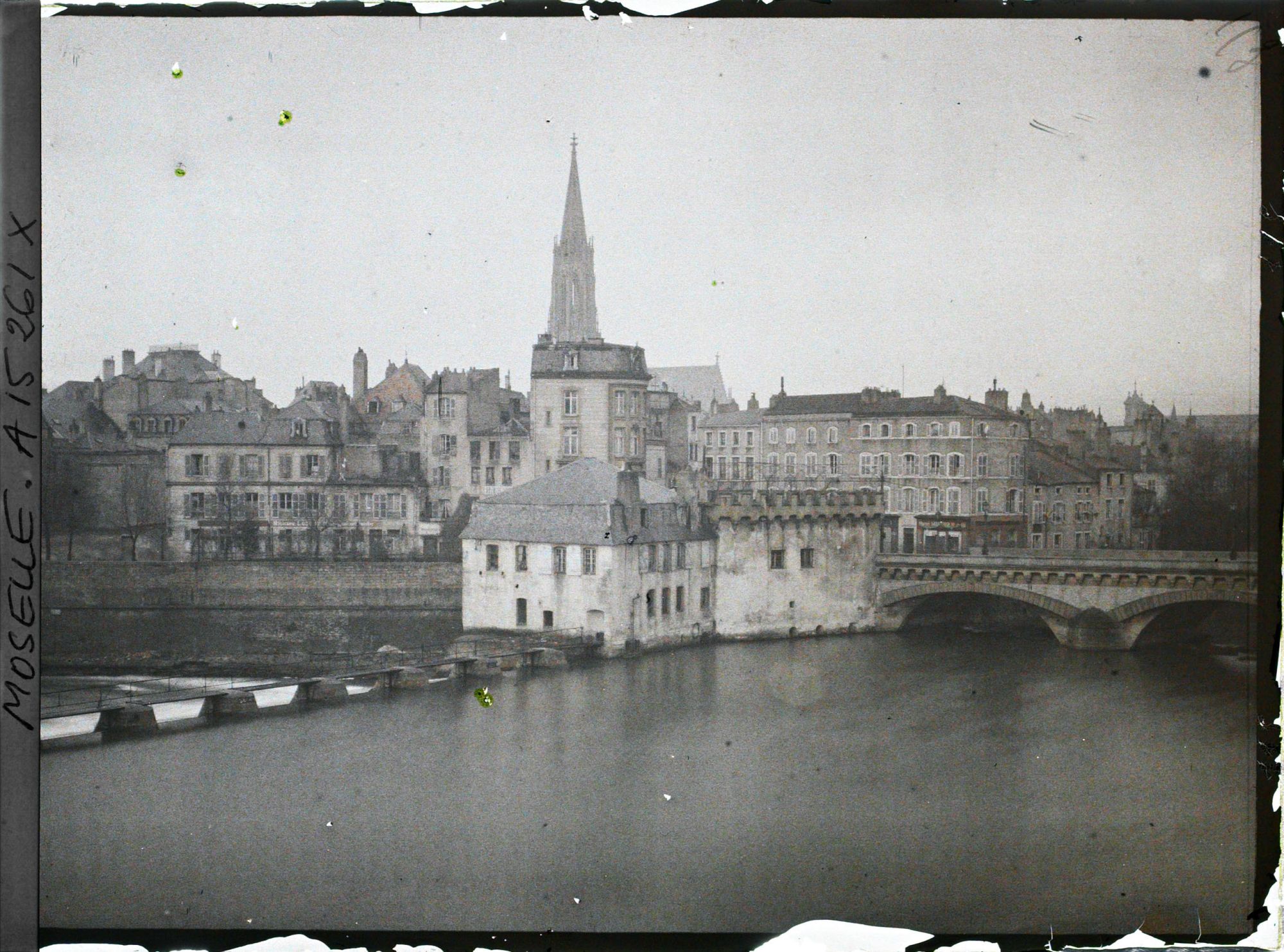 Image représentant Vue de la Moselle, de la ville et du temple de garnison