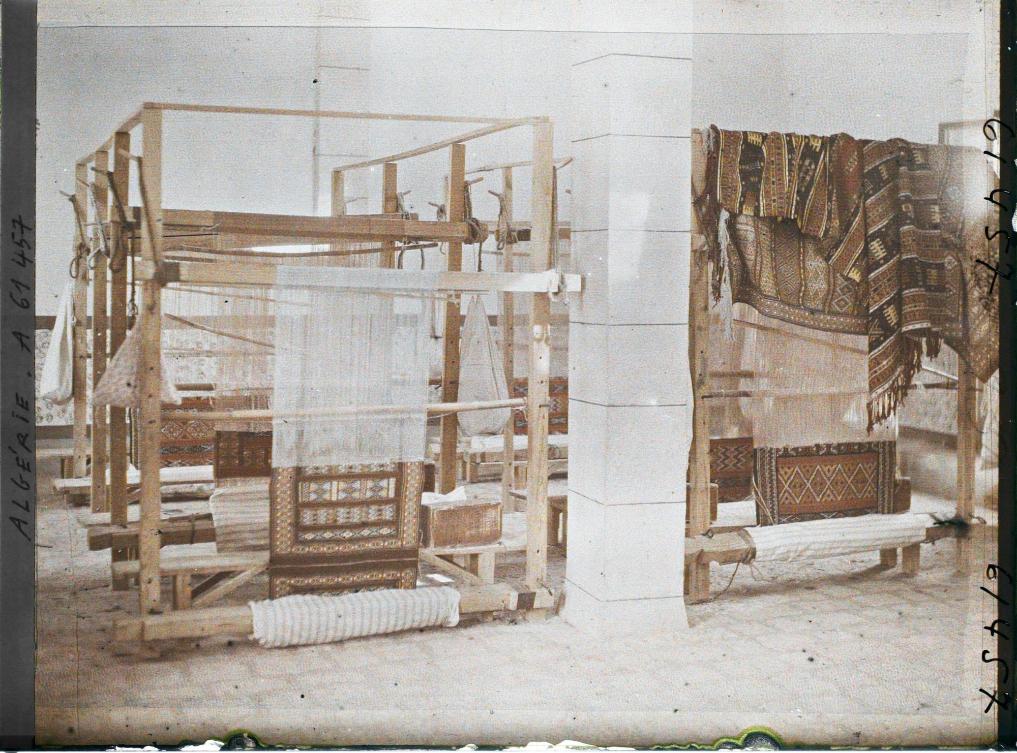 Image représentant Fabrique de tapis à l'ouvroir des Sœurs Blanches