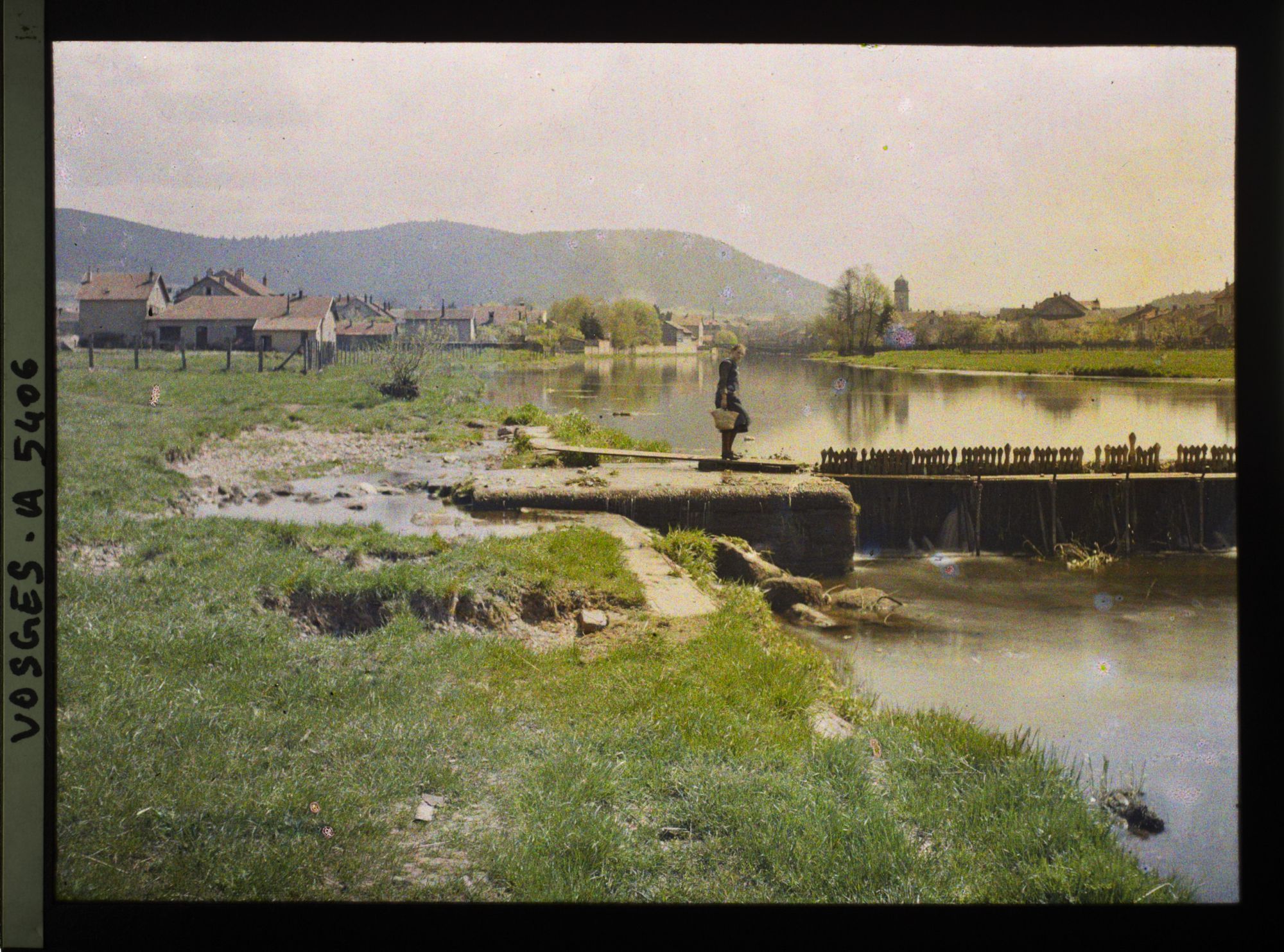Image représentant La Meurthe et la situation de Raon avec petite fille