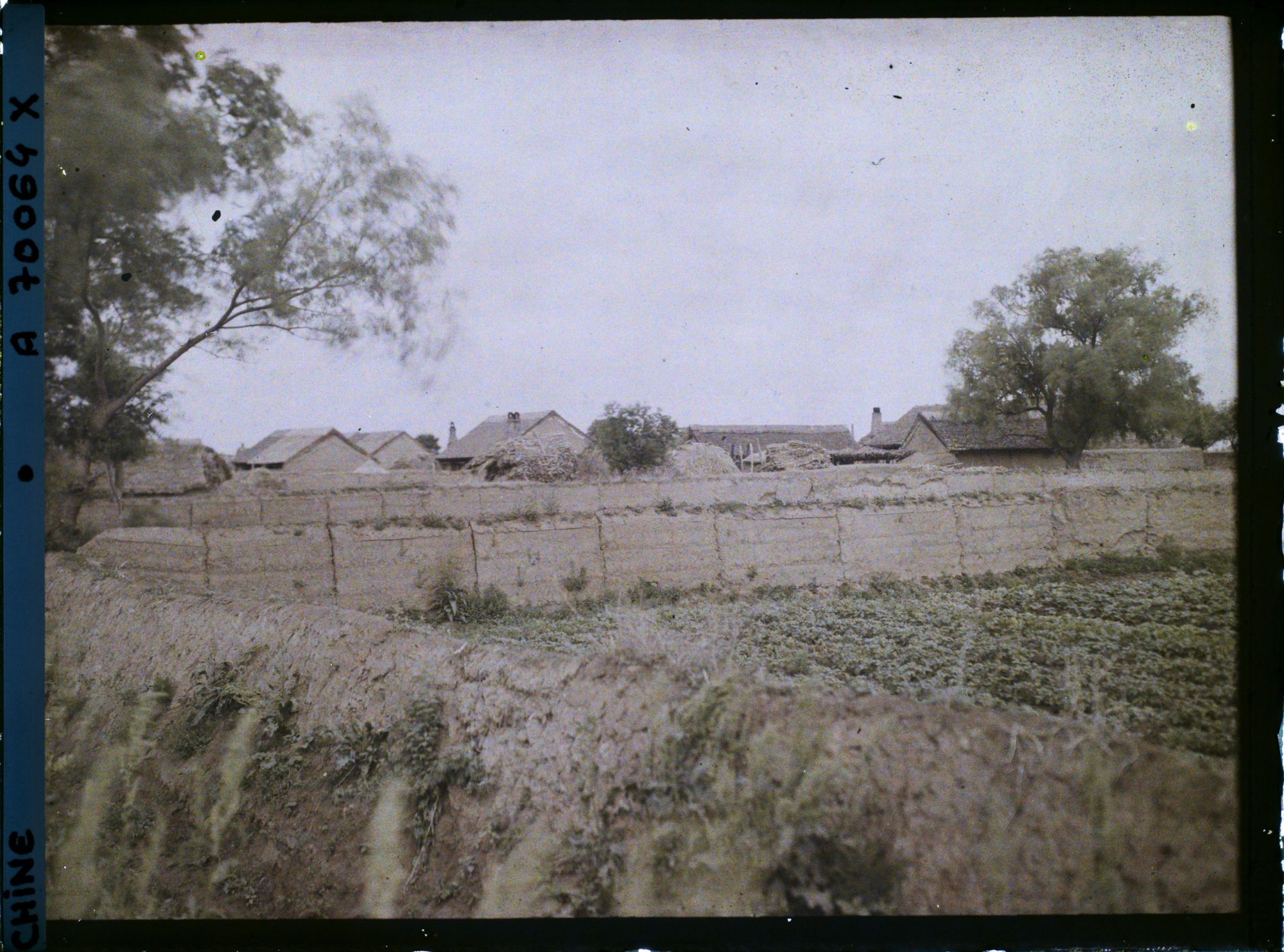 Image représentant Les abords d'un village mandchou