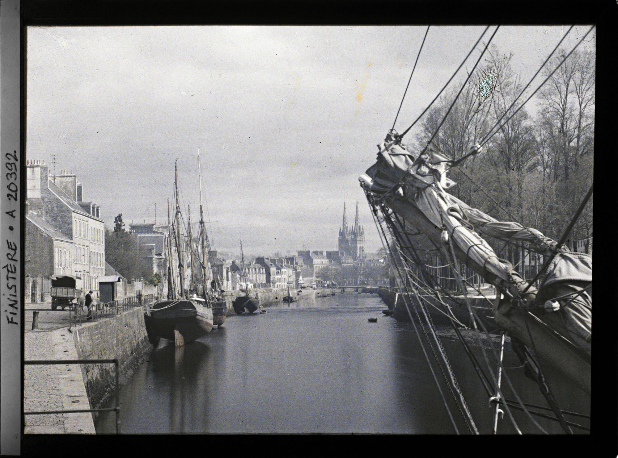 Image représentant L'Odet, avec au fond la cathédrale Saint-Corentin