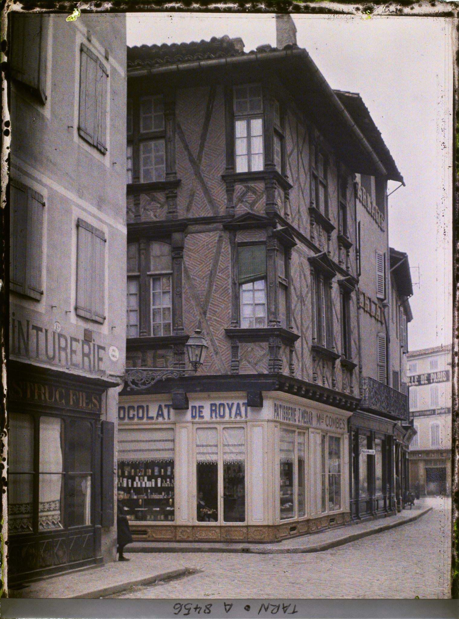 Image représentant La maison Enjalbert abritant la patisserie J. Médar à l'angle de rue Timbal et de la rue des pénitents