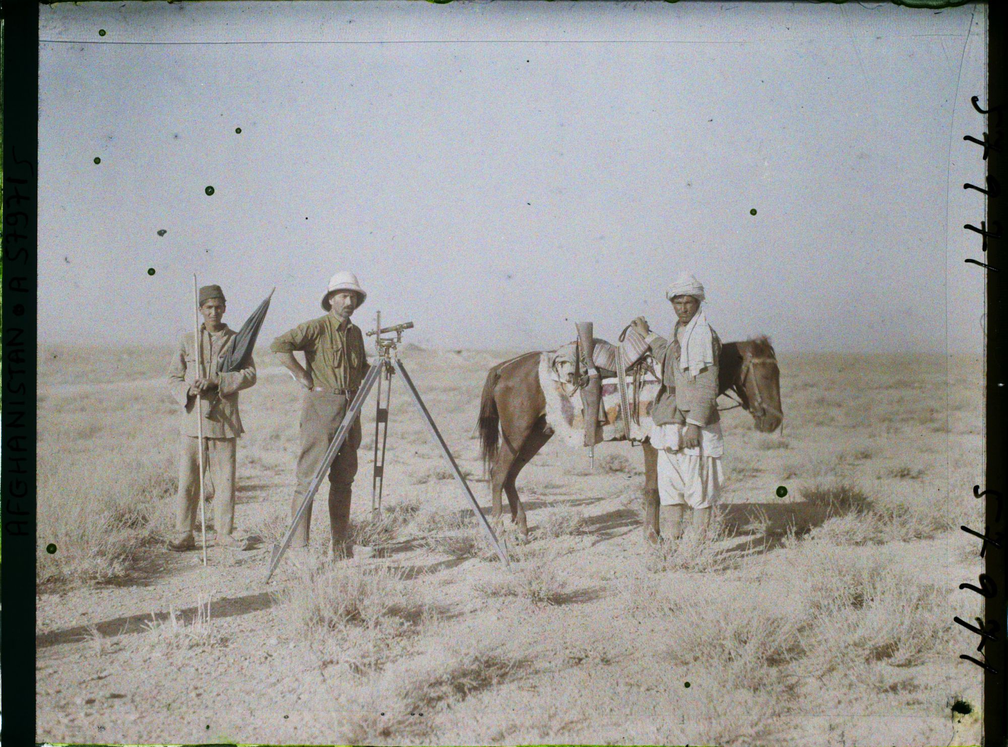 Image représentant Afghanistan, à 5 K ouest de Chadjoui, M. Sassey a l'instrument et Cavalier de Garde
