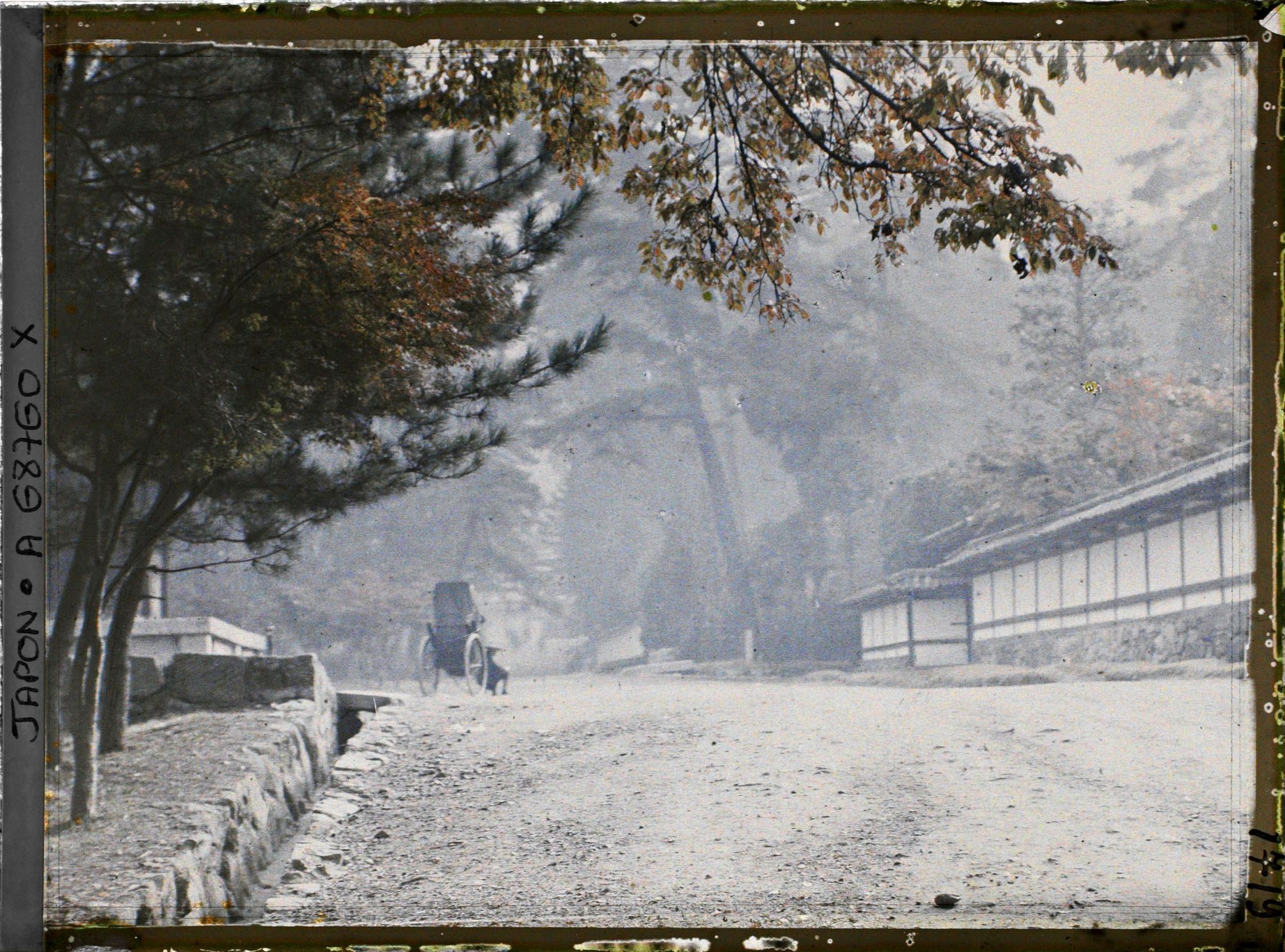 Image représentant Temple Nanzen-ji : mur d'enceinte du Tenju-an (à droite) et Jinrikisha (pousse-pousse) à l'arrêt dans une allée