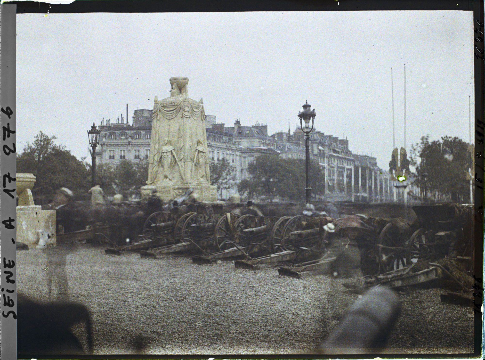 Image représentant La place de l'Etoile décorée pour les fêtes de la Victoire des 13 et 14 juillet