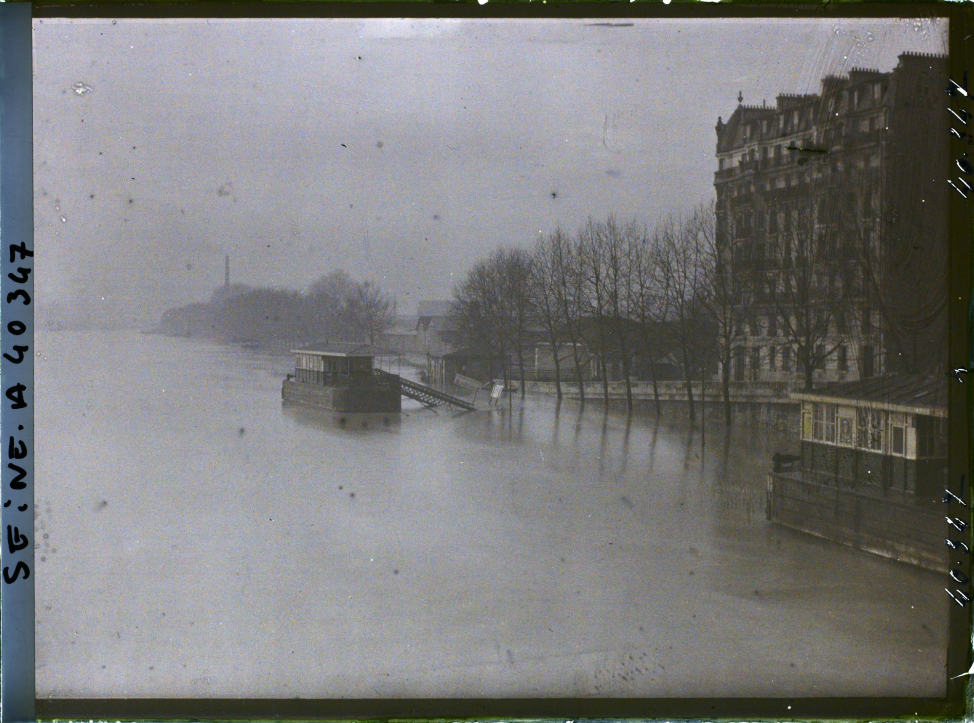 Image représentant La Seine en crue depuis le viaduc d'Auteuil (aujourd'hui pont du Garigliano), quai de Javel ?