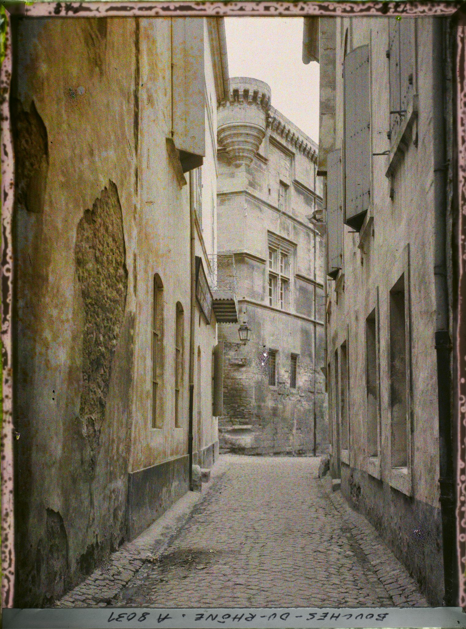 Image représentant Le mur à poivrière de l'hôtel Laval-Castellane dans lequel est installé le Museon Arlaten, rue Frédéric Mistral