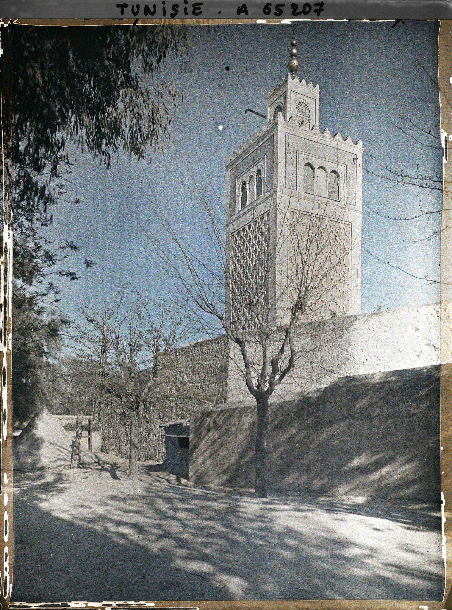 Image représentant Le mur d'enceinte nord et le minaret de la mosquée de la casbah dans la médina