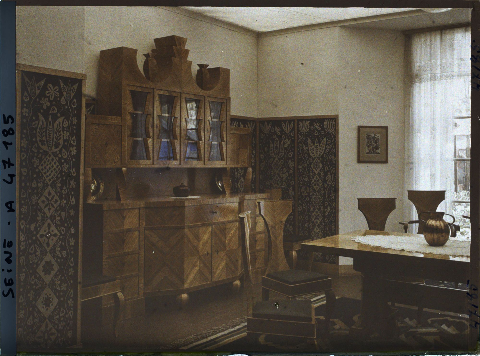 Image représentant L'Exposition des arts décoratifs, Section de la Pologne, sur le Cours-la-Reine, salle à manger, mobilier de Jastrzebowski