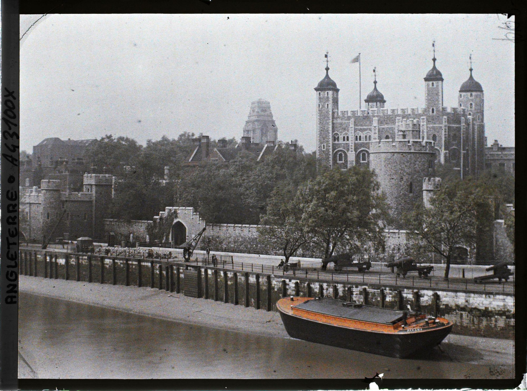 Image représentant Vue sur la Tour de Londres prise de Tower Bridge