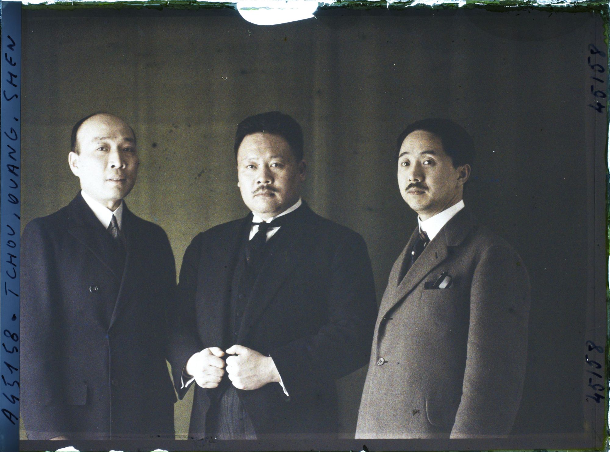 Image représentant Le général Tchou, monsieur Wang et le diplomate Shen