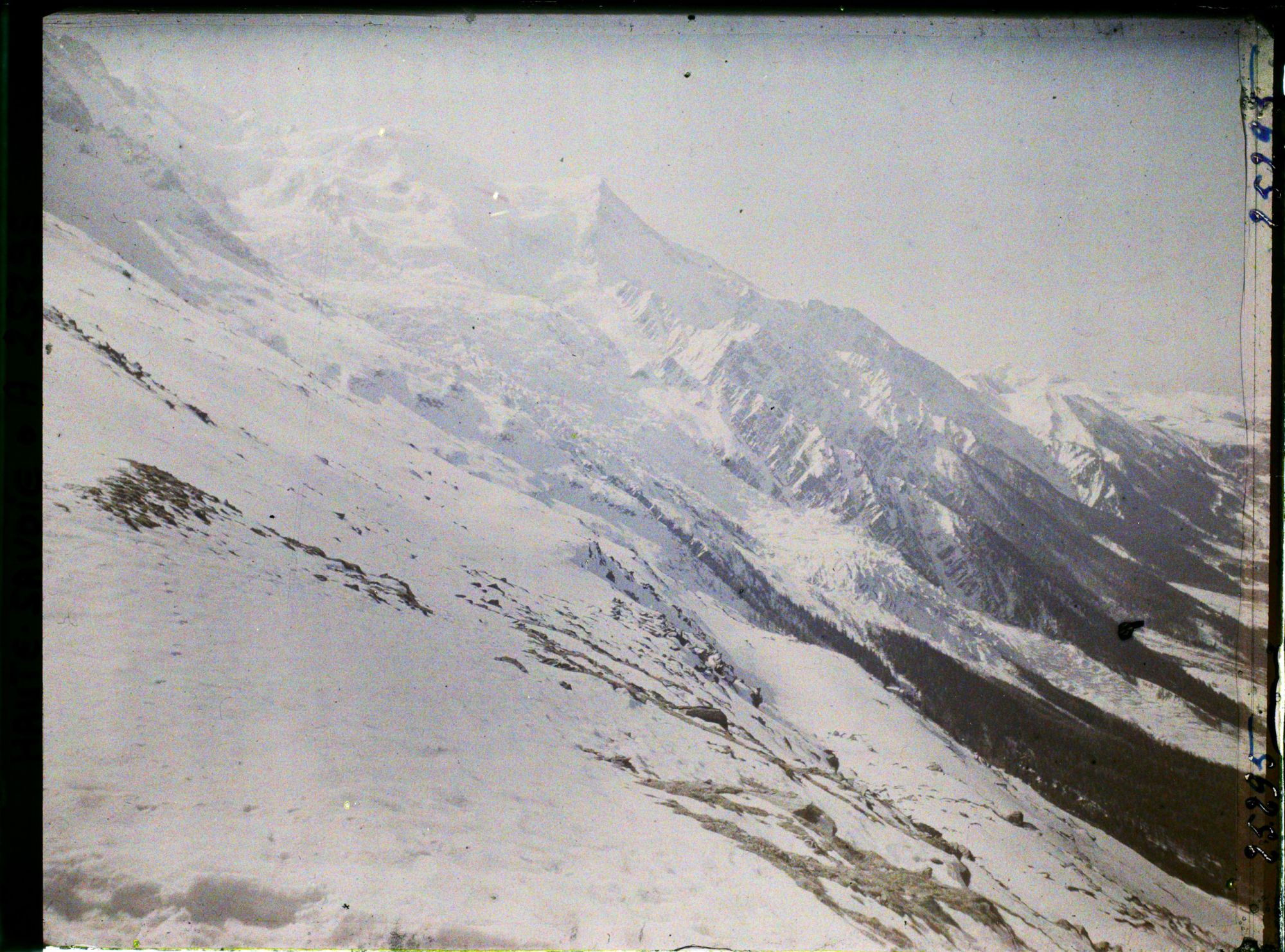 Image représentant France Les Alpes, Le Plan de l'aiguille, Vue panoramique du Mt Blanc, Dôme et Aige du Goûter, les Rognes, le Mt Joly, le Mt Lachat et ensemble du Glacier des Bossons.