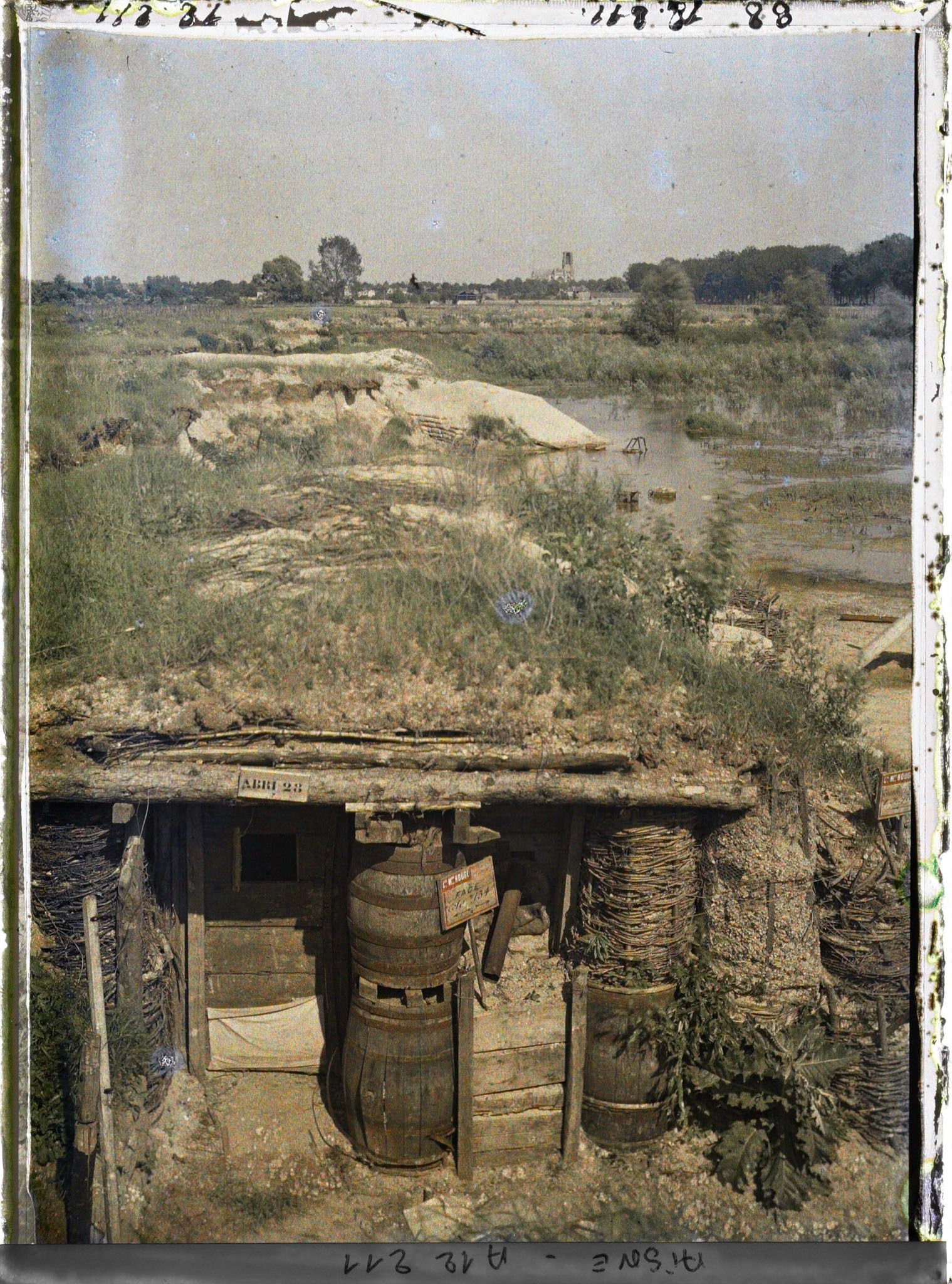 Image représentant Tranchée de la Maison-Rouge, au fond la cathédrale de Soissons