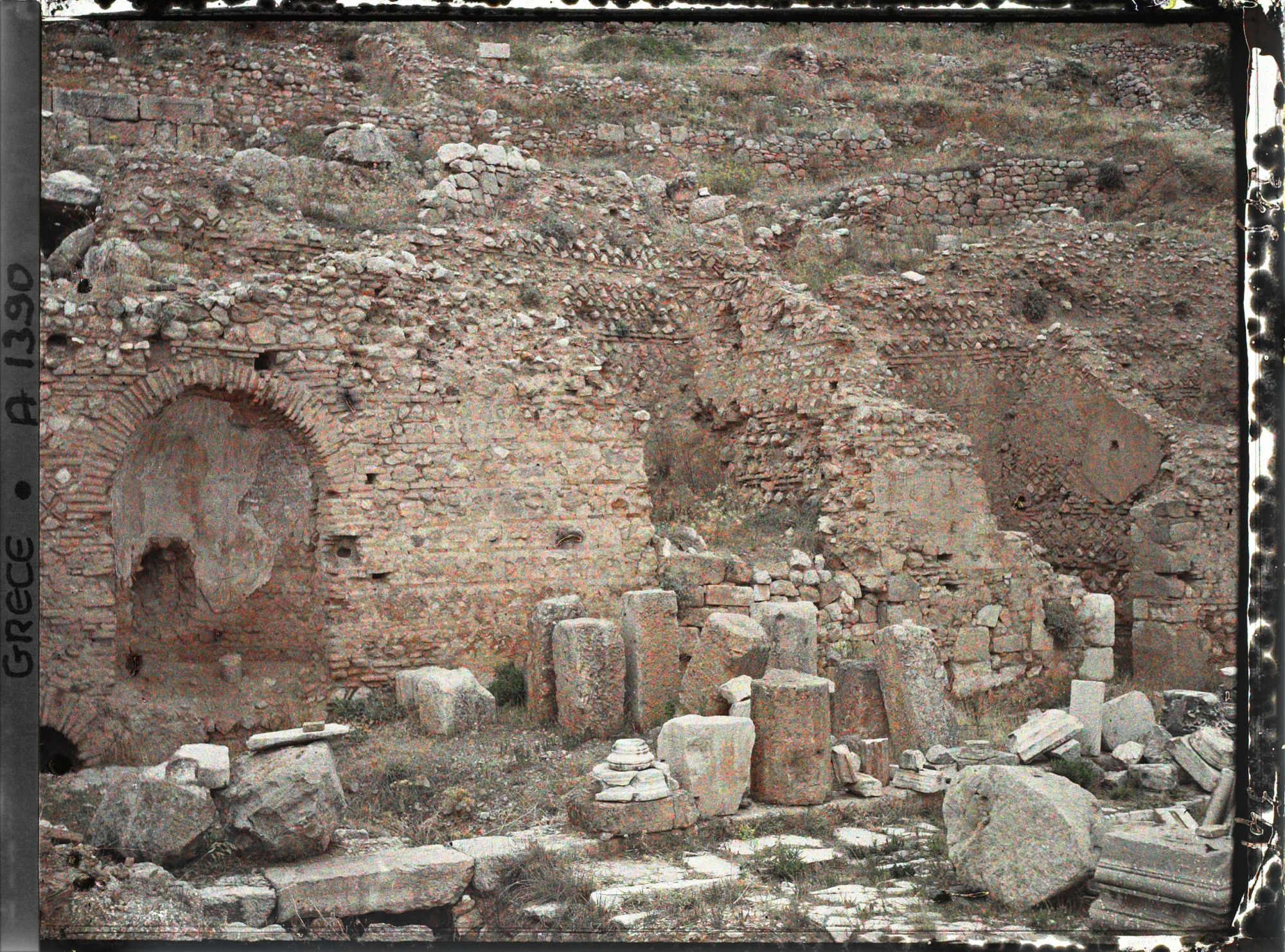 Image représentant L'Agora romaine, place bordée de magasins, devant l'entrée principale du sanctuaire d'Apollon
