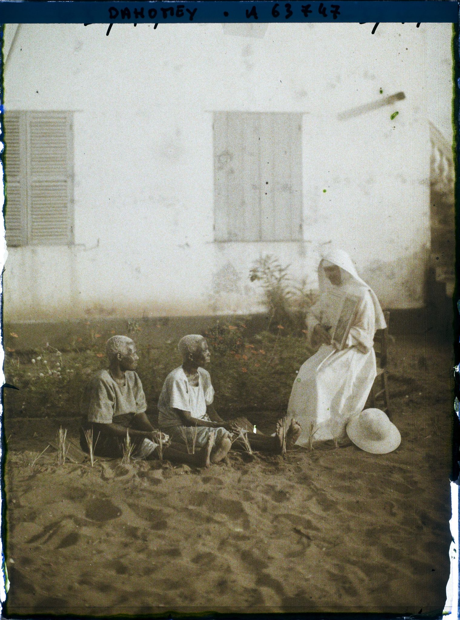 Image représentant Une sœur enseignant la religion à deux vieilles femmes