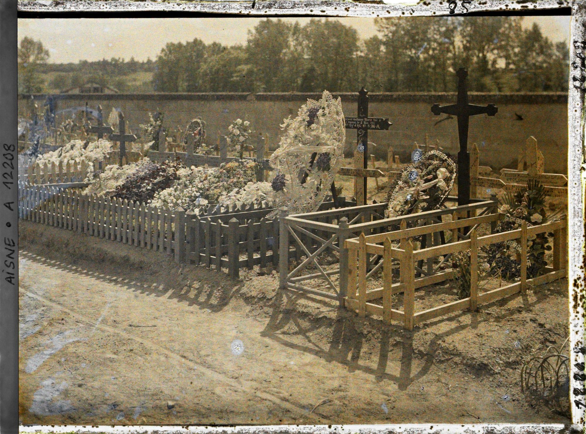 Image représentant Tombes des soldats tués à Laffaux en mai 1917, lors de la première bataille du Chemin des Dames