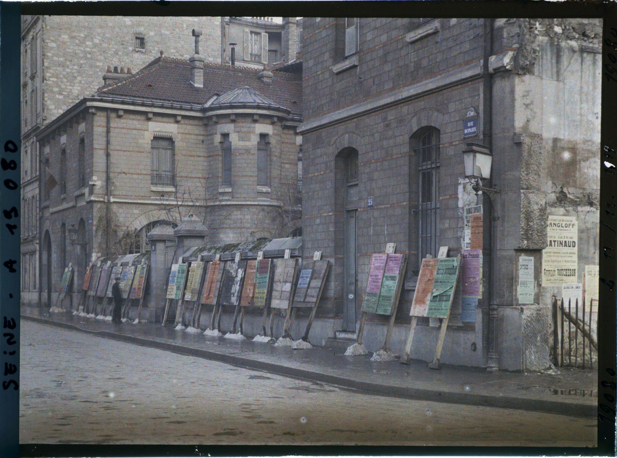 Image représentant Affiches pour les élections législatives de novembre 1919 devant l'école élementaire de la rue Dupleix