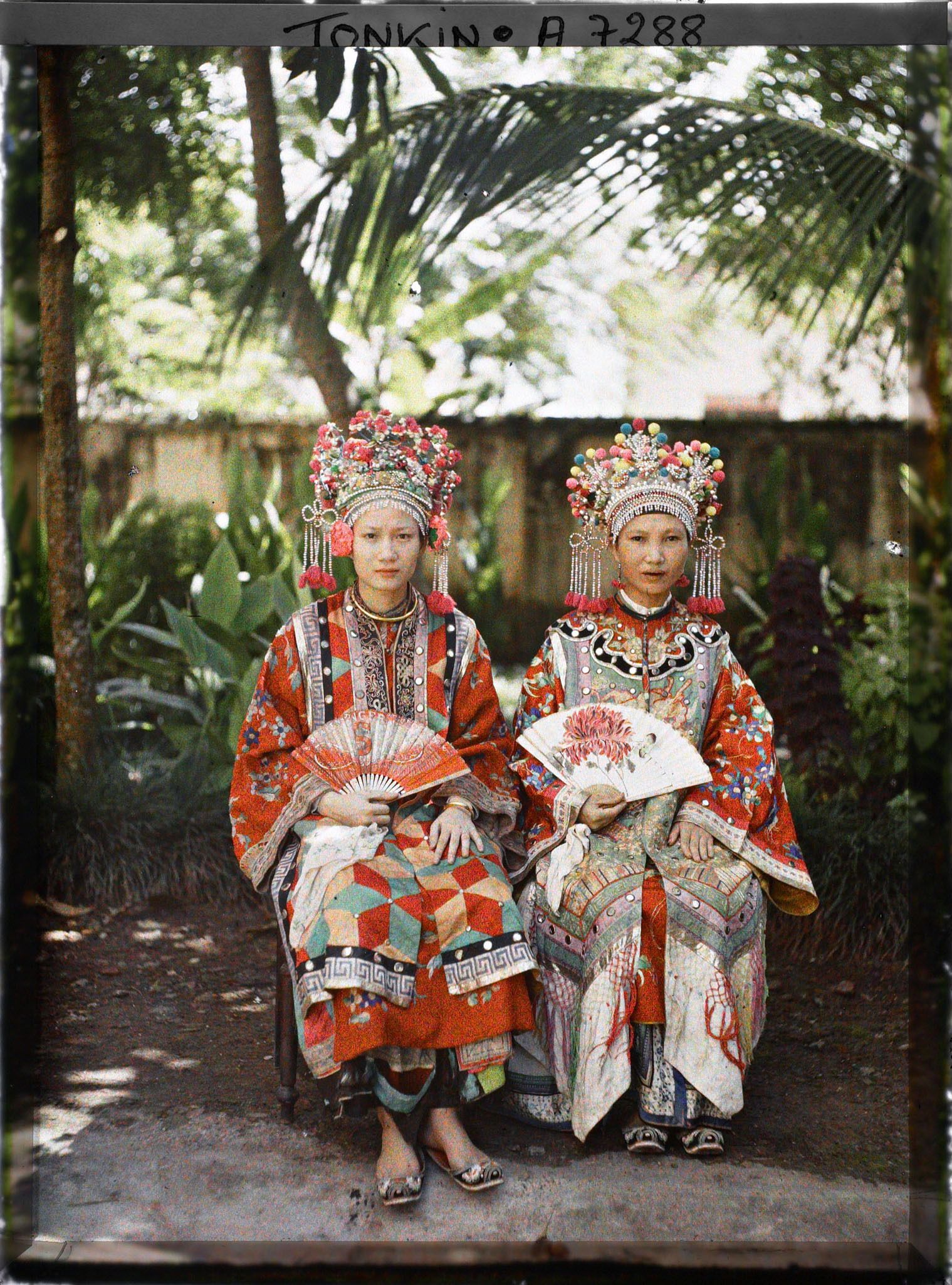 Image représentant Deux actrices du Théâtre Saïgonnais, en costume de scène, assises dans un jardin