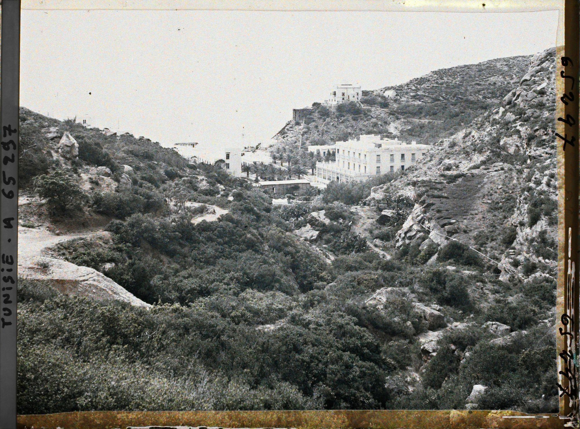 Image représentant Vue panoramique sur les falaises, les établissements thermaux et hôteliers