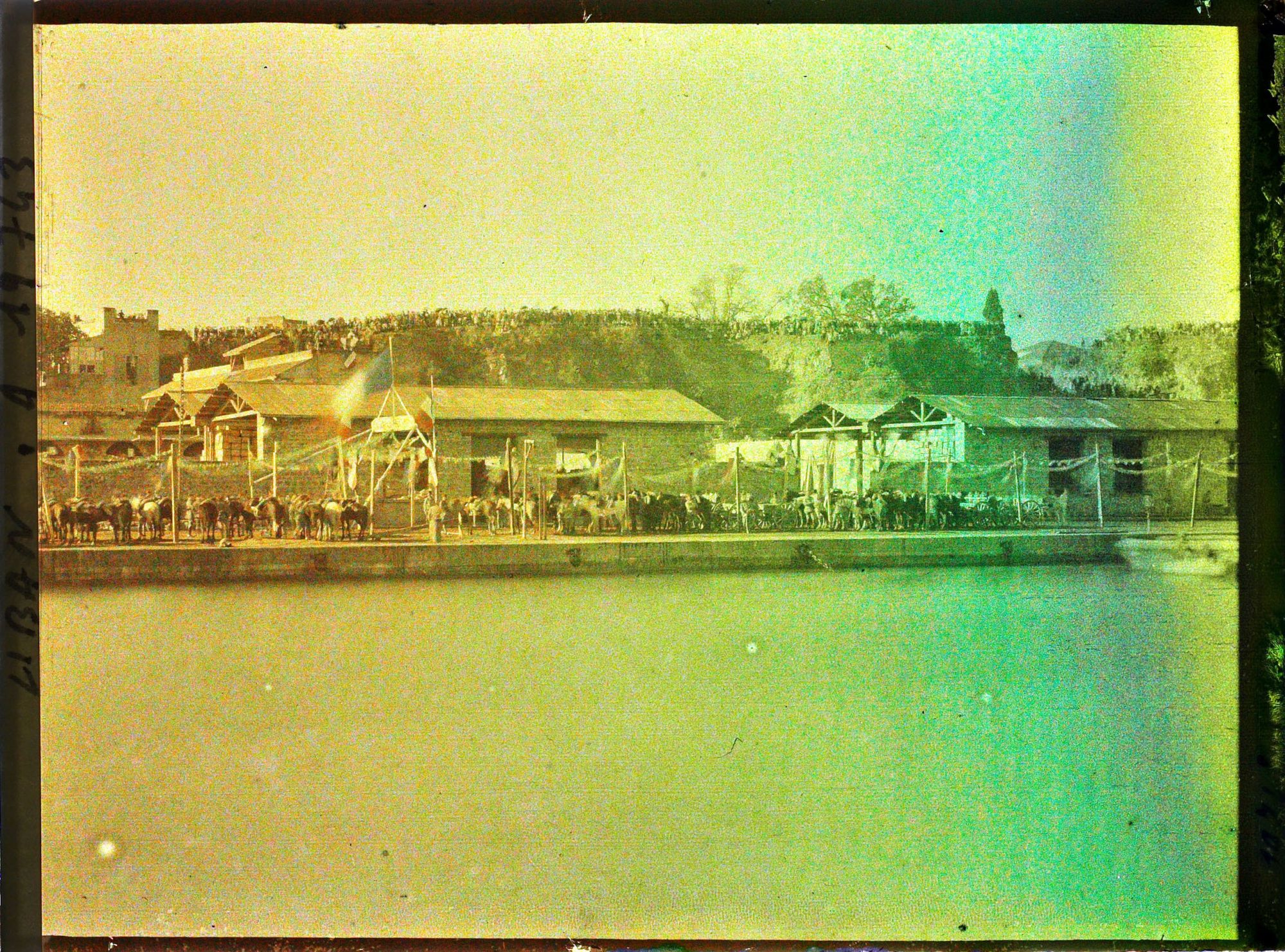 Image représentant Le port, pavoisé aux couleurs françaises lors de l'arrivée du général Gouraud, Haut-Commissaire de la République Française en Syrie et au Liban