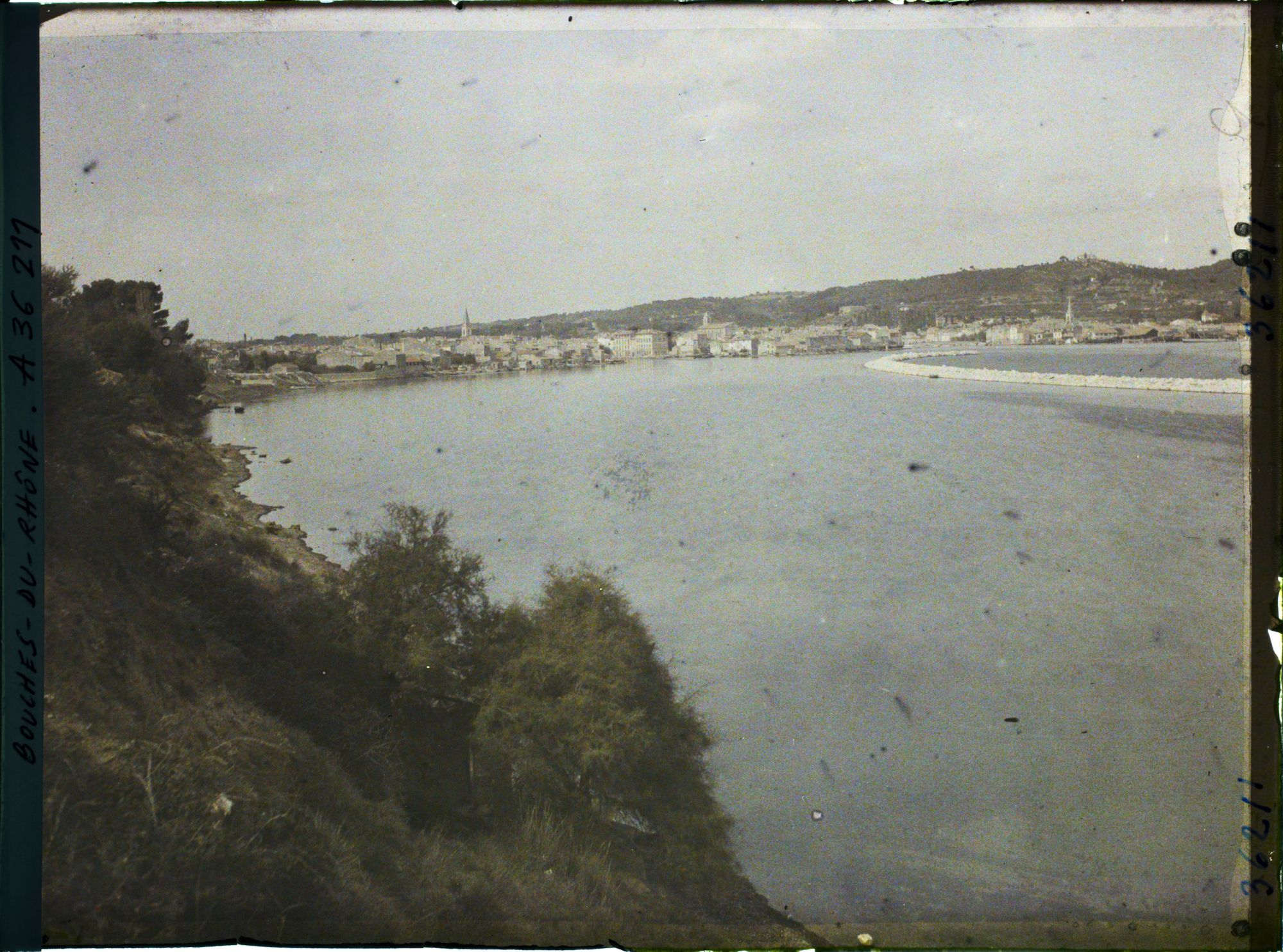 Image représentant Vue générale de la ville avec le canal de Marseille au Rhône