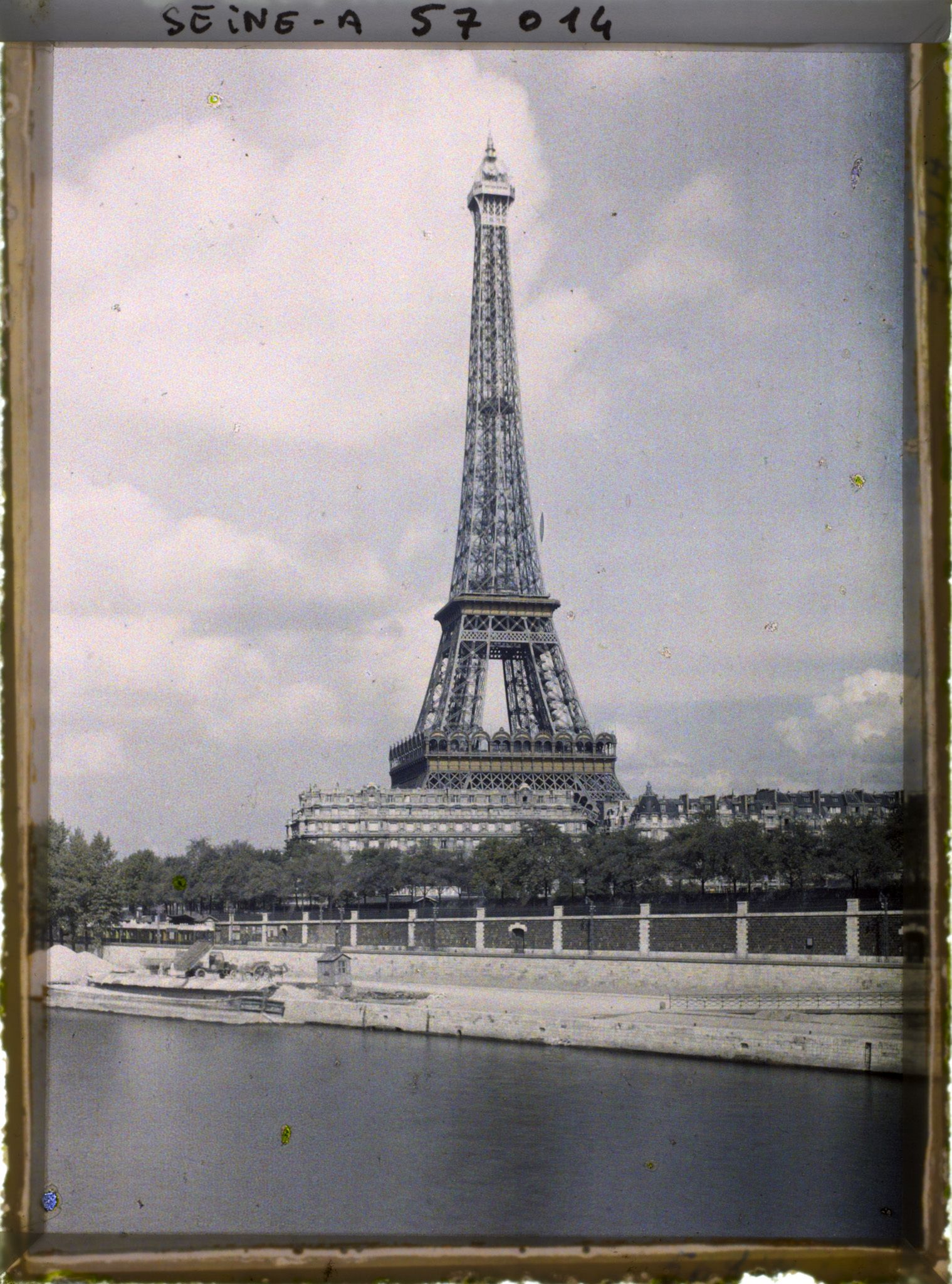 Image représentant La tour Eiffel prise depuis le viaduc de Passy