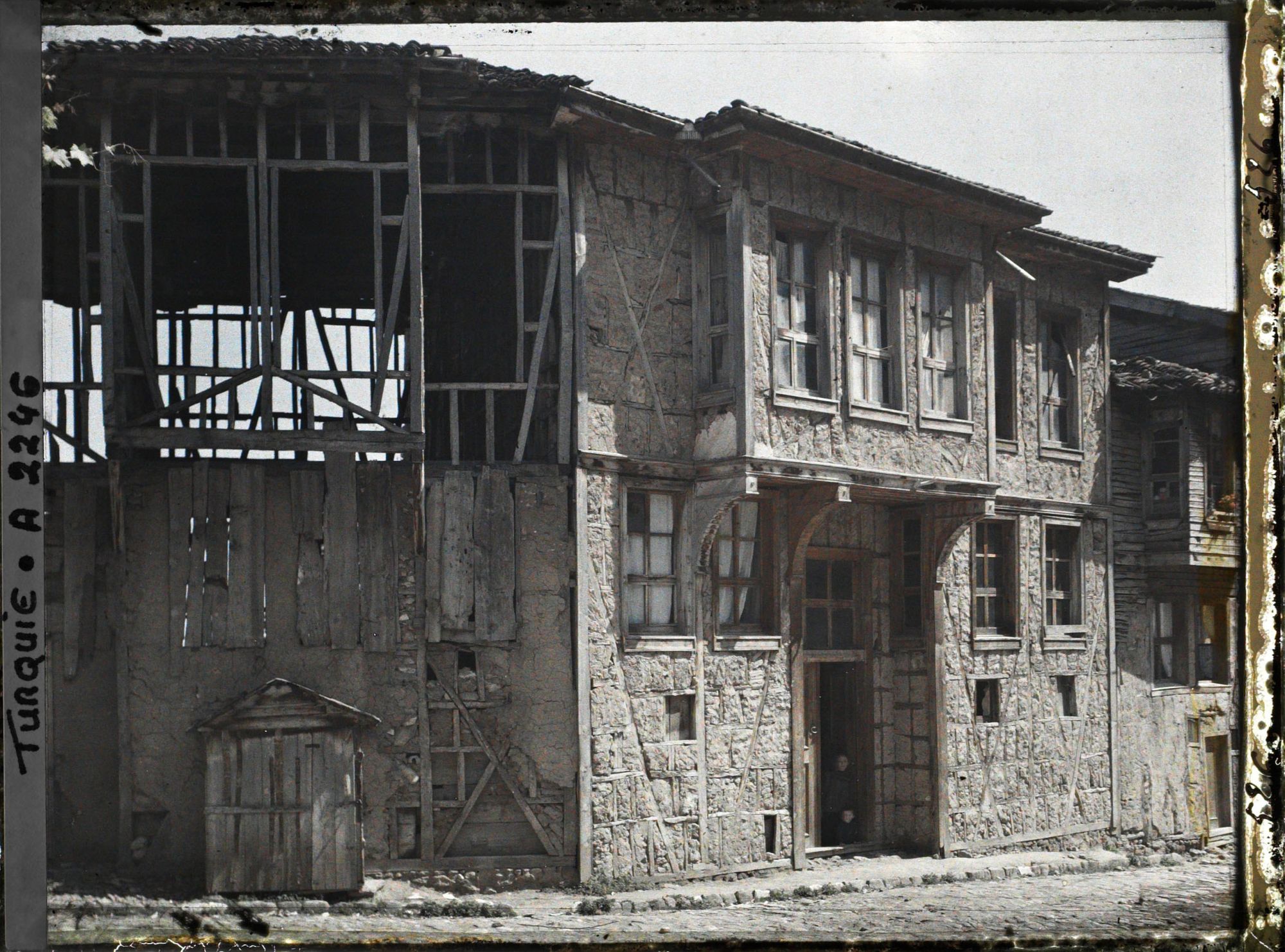 Image représentant Maisons à étages en bois et torchis (?) dont l'une en construction