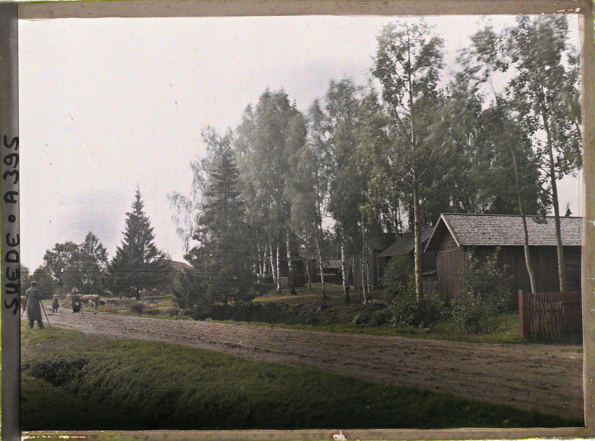 Image représentant Auguste Léon photographiant une scène de la vie rurale