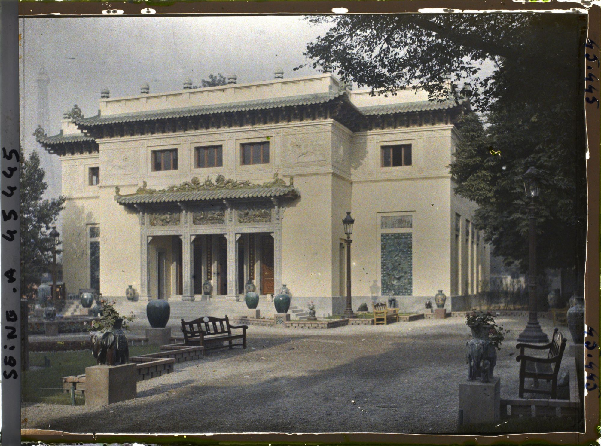 Image représentant L'Exposition des arts décoratifs, Pavillon de l'Indochine, entre le cours Albert 1er et les berges de Seine