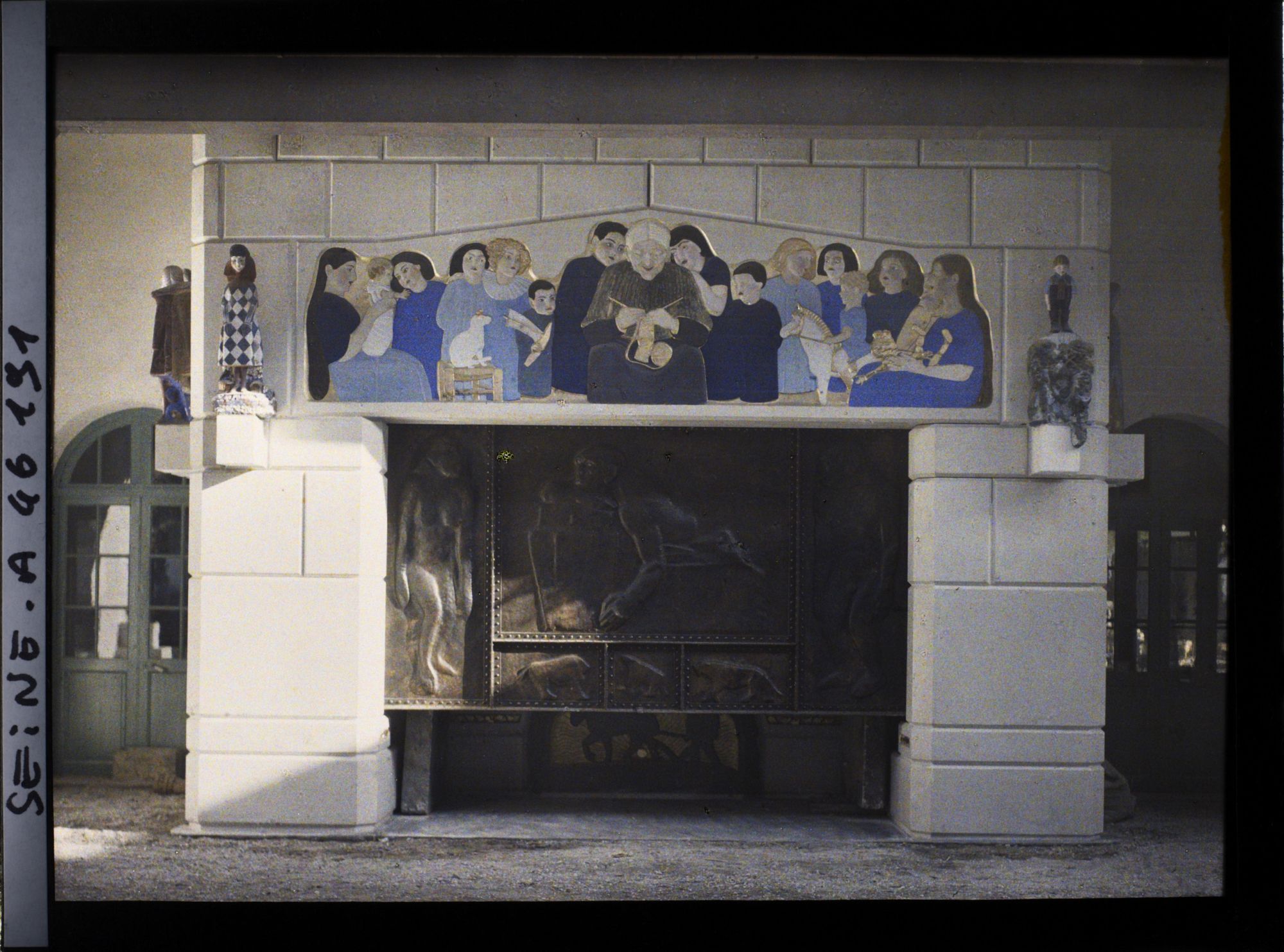 Image représentant L'Exposition des arts décoratifs, Pavillon de la Provence, sur le cours la Reine, Dans la cour du mas, cheminée de Dardé