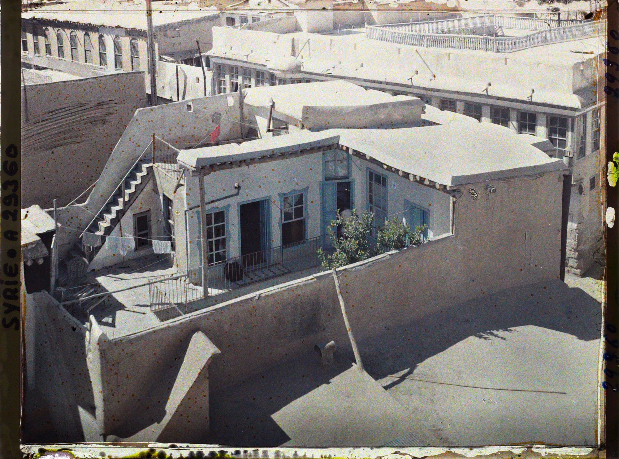 Image représentant Petite maison citadine, avec cour et terrasse