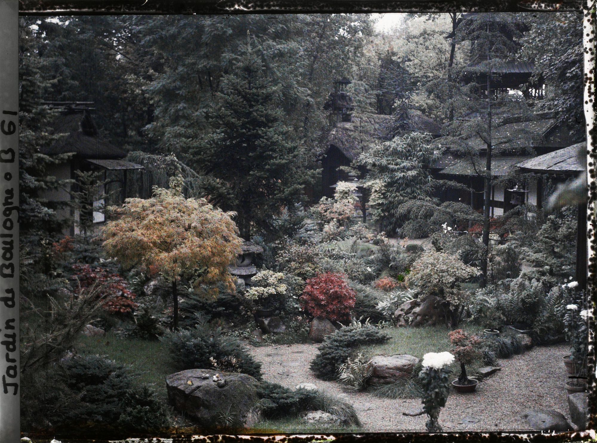 Image représentant Cœur du " village japonais " vu des abords de la maison ouest jusqu'au jardin anglais