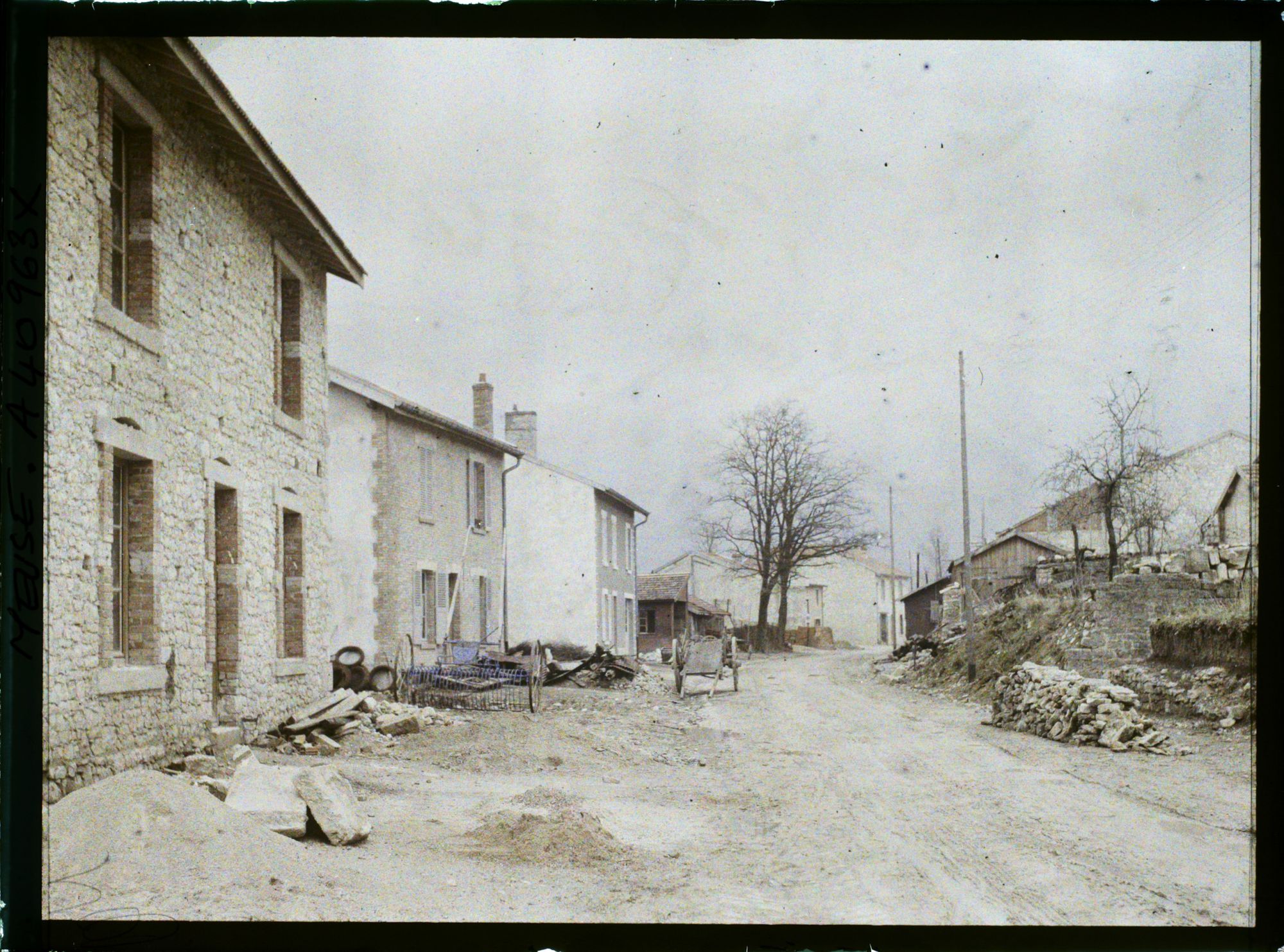 Image représentant France, Aubréville, Entrée d'Aubréville, vue prise du Pont de la Coutance, route de la Coutance